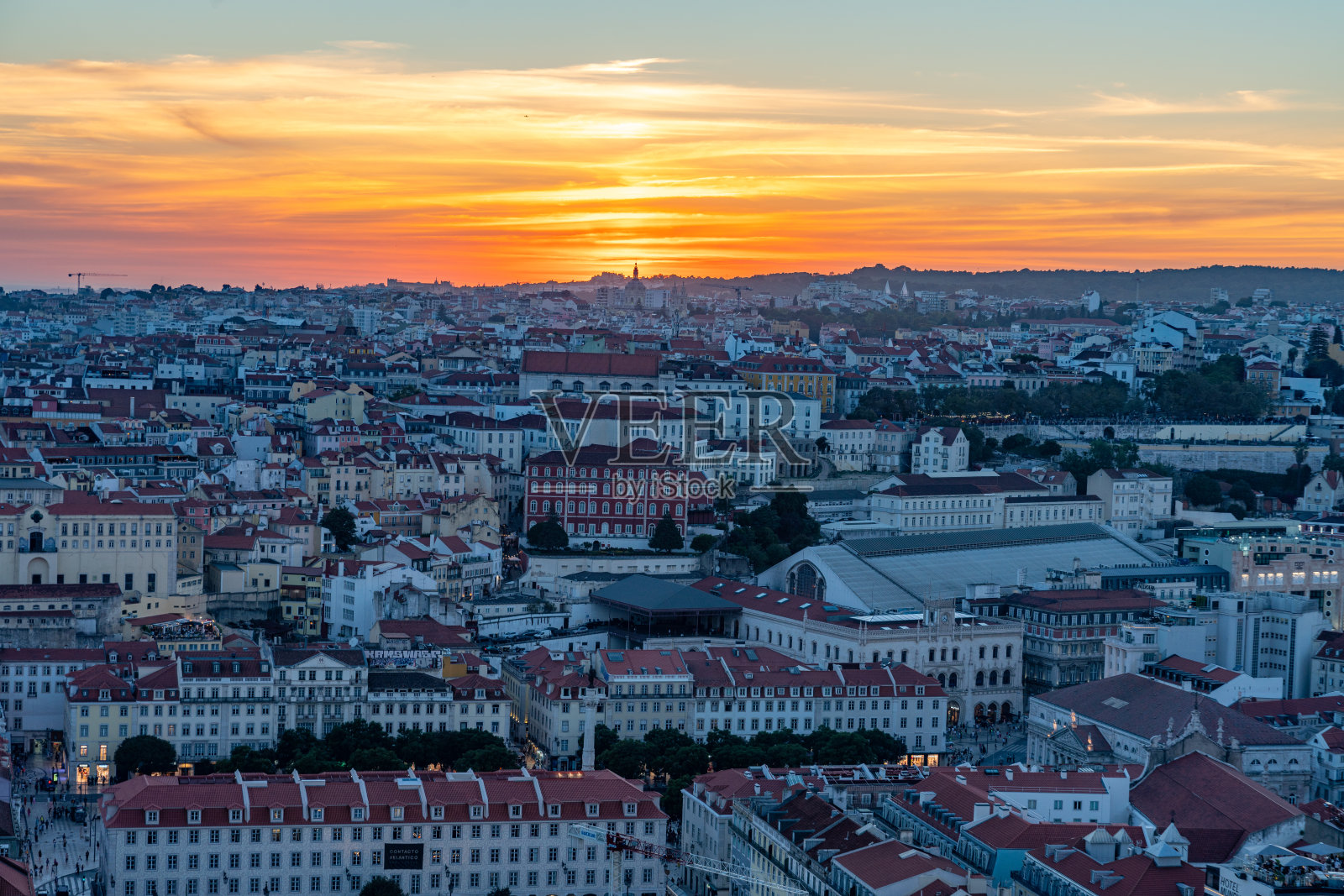 从古老的城堡俯瞰里斯本多彩的老城阿尔法玛——葡萄牙的豪尔赫城堡照片摄影图片