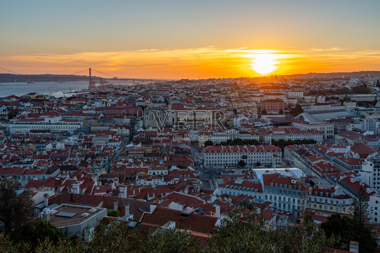 从古老的城堡俯瞰里斯本多彩的老城阿尔法玛——葡萄牙的豪尔赫城堡照片摄影图片