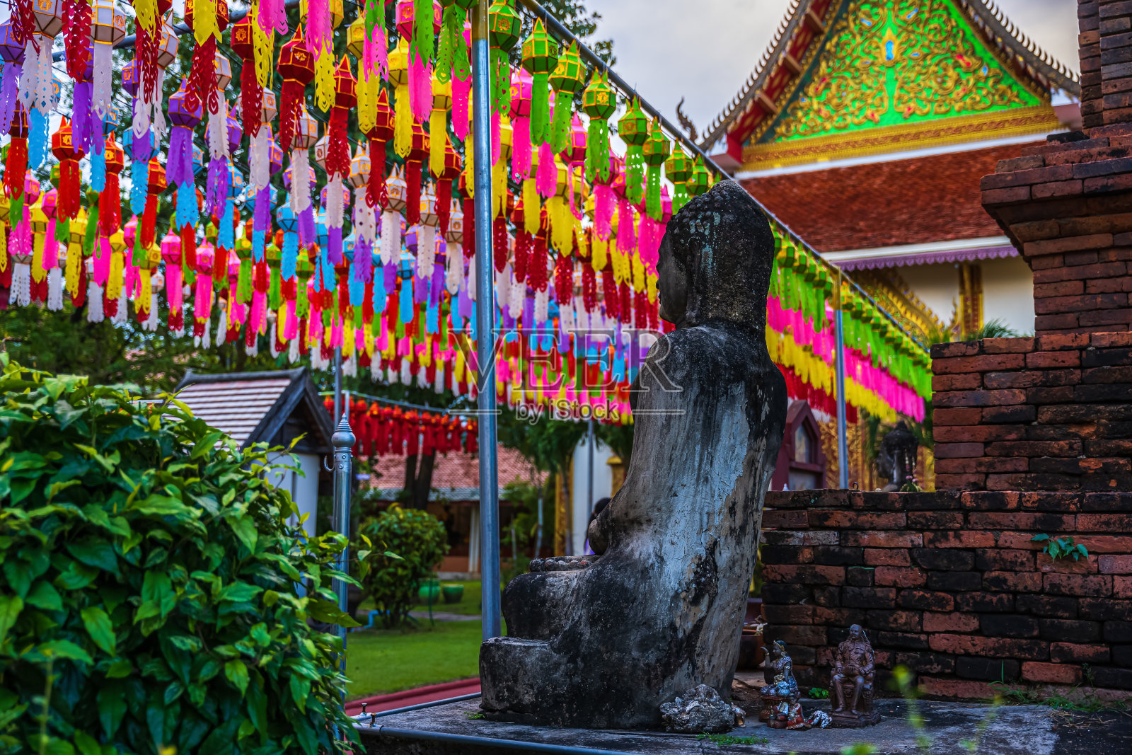美丽的兰纳灯灯的光是泰国北部风格的灯笼在Loi Krathong或怡朋节在Wat Phra, Hariphunchai是一个佛教寺庙在泰国兰封。照片摄影图片