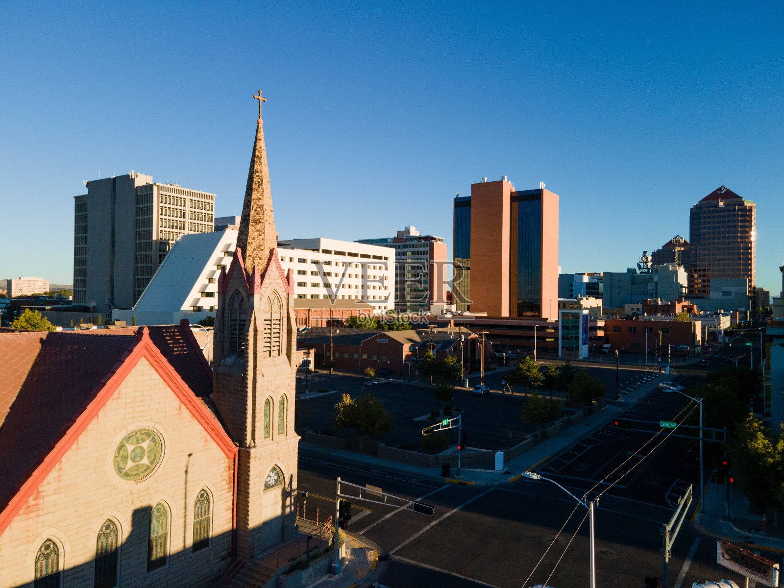 黄昏时分新墨西哥州阿尔伯克基的鸟瞰城市景观和摩天大楼照片摄影图片