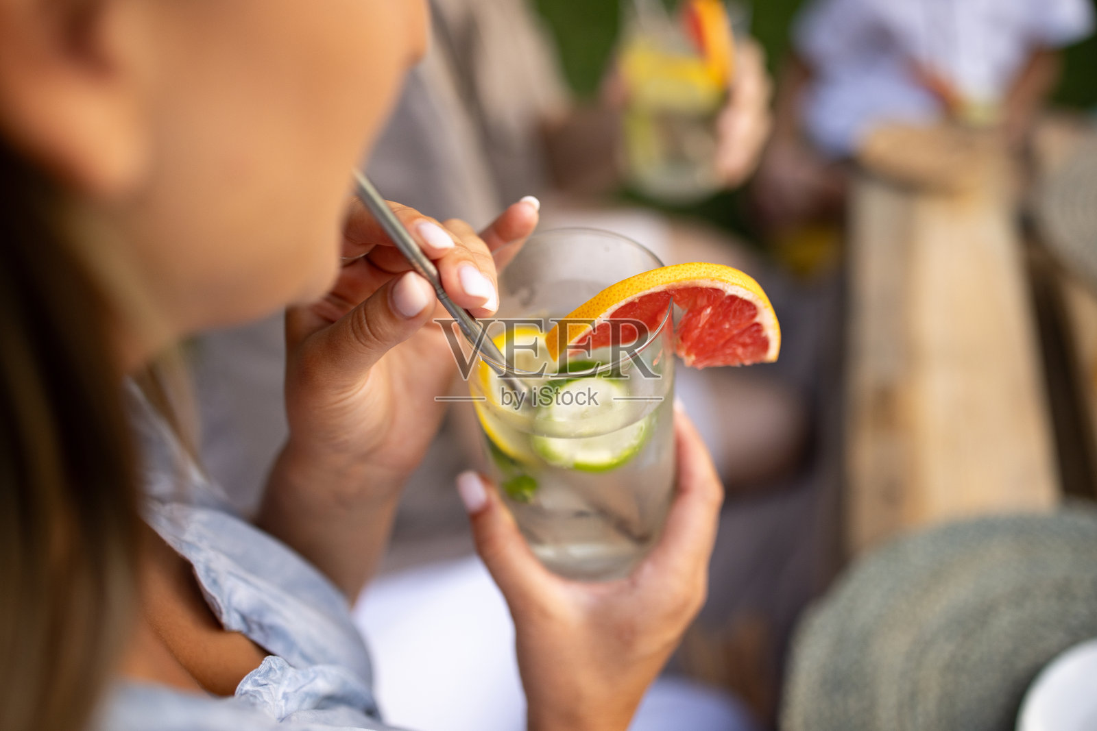 人们喝果汁，在户外玩耍照片摄影图片