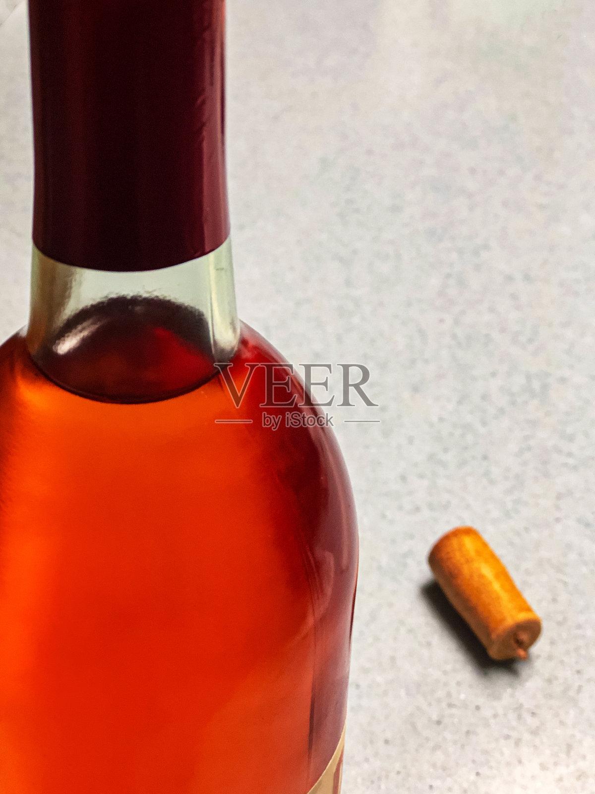 柜台上的葡萄酒颈和软木塞特写照片摄影图片