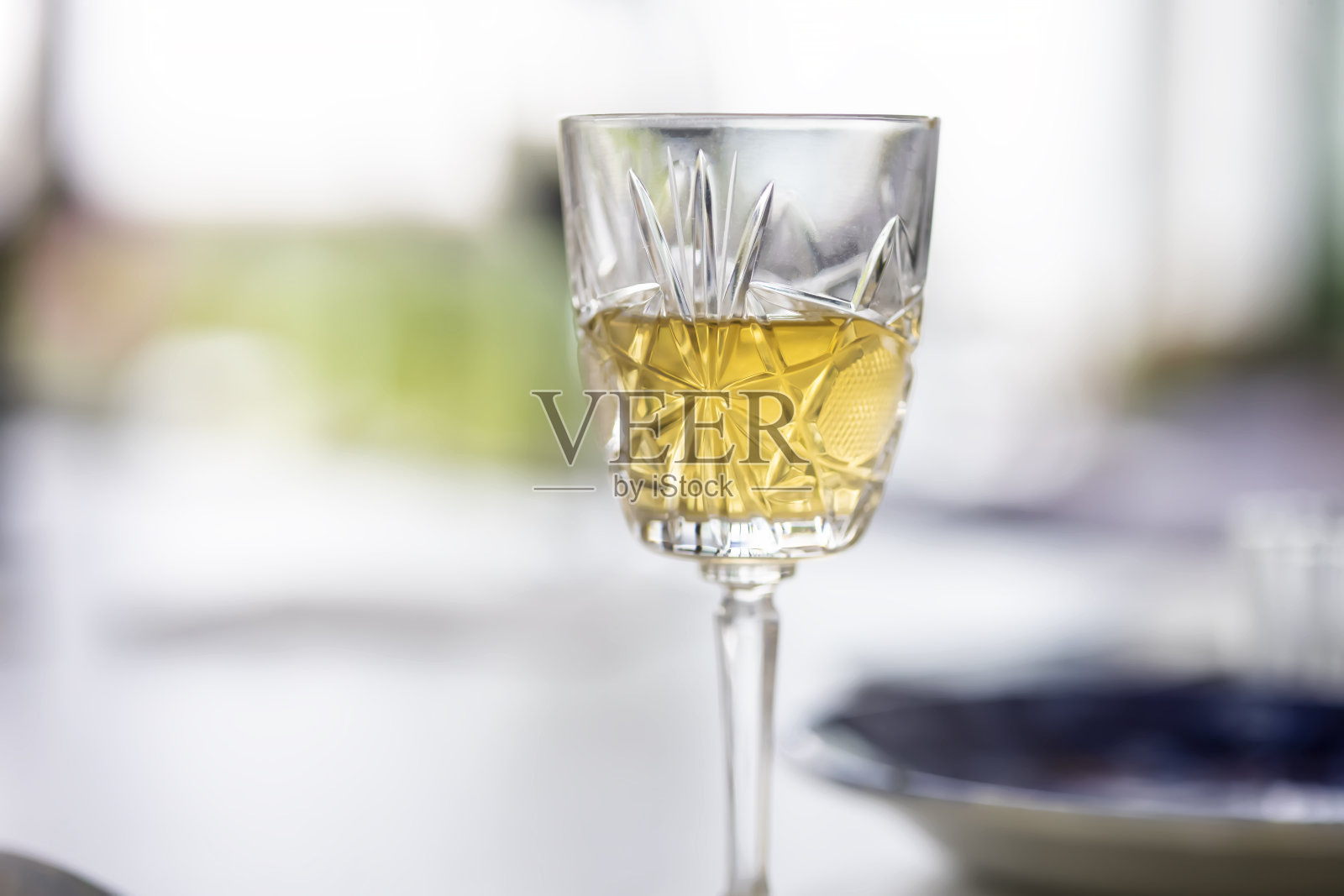 切水晶杯与白雪利酒照片摄影图片