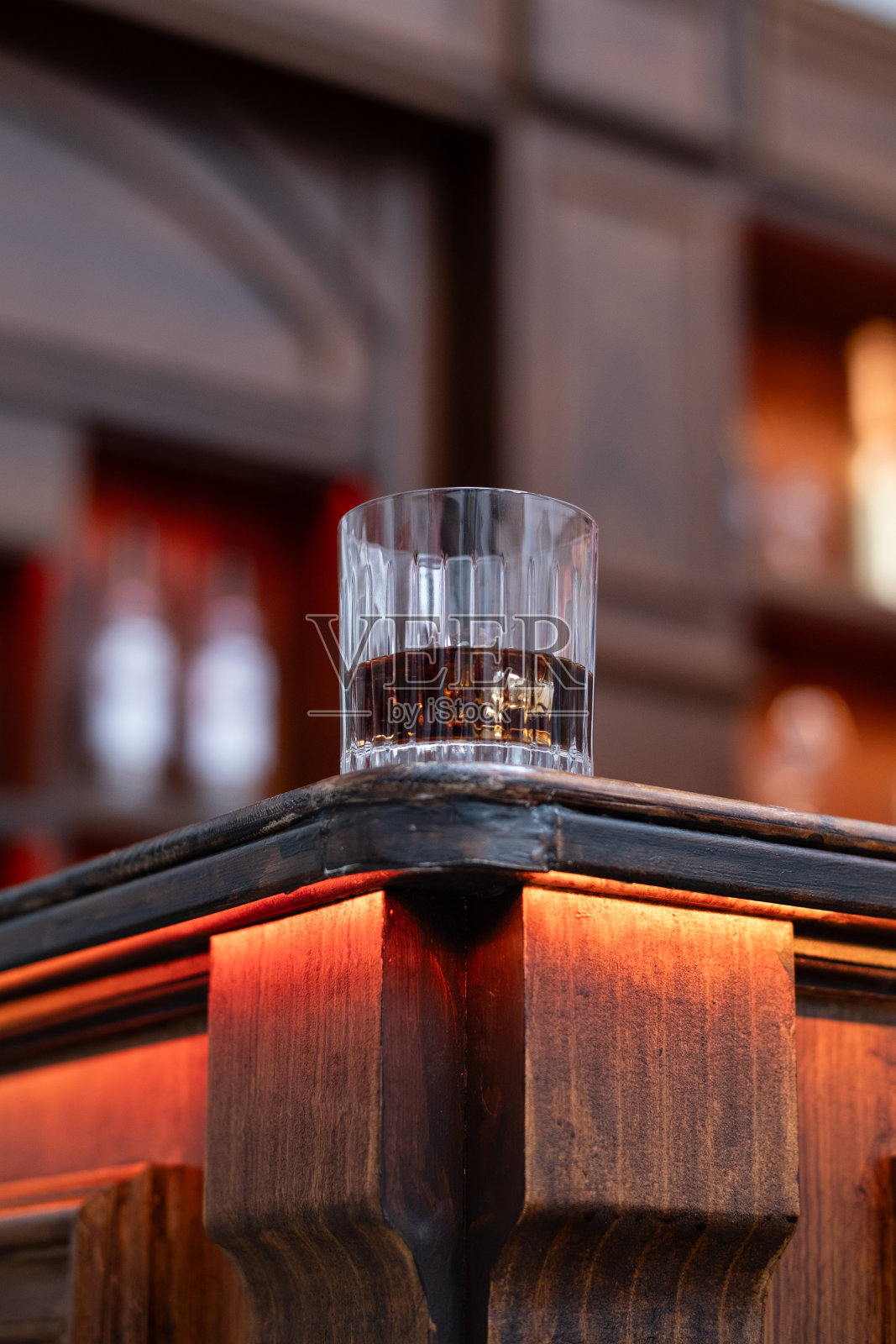 雪利酒加冰块，木质吧台角落，垂直形象照片摄影图片