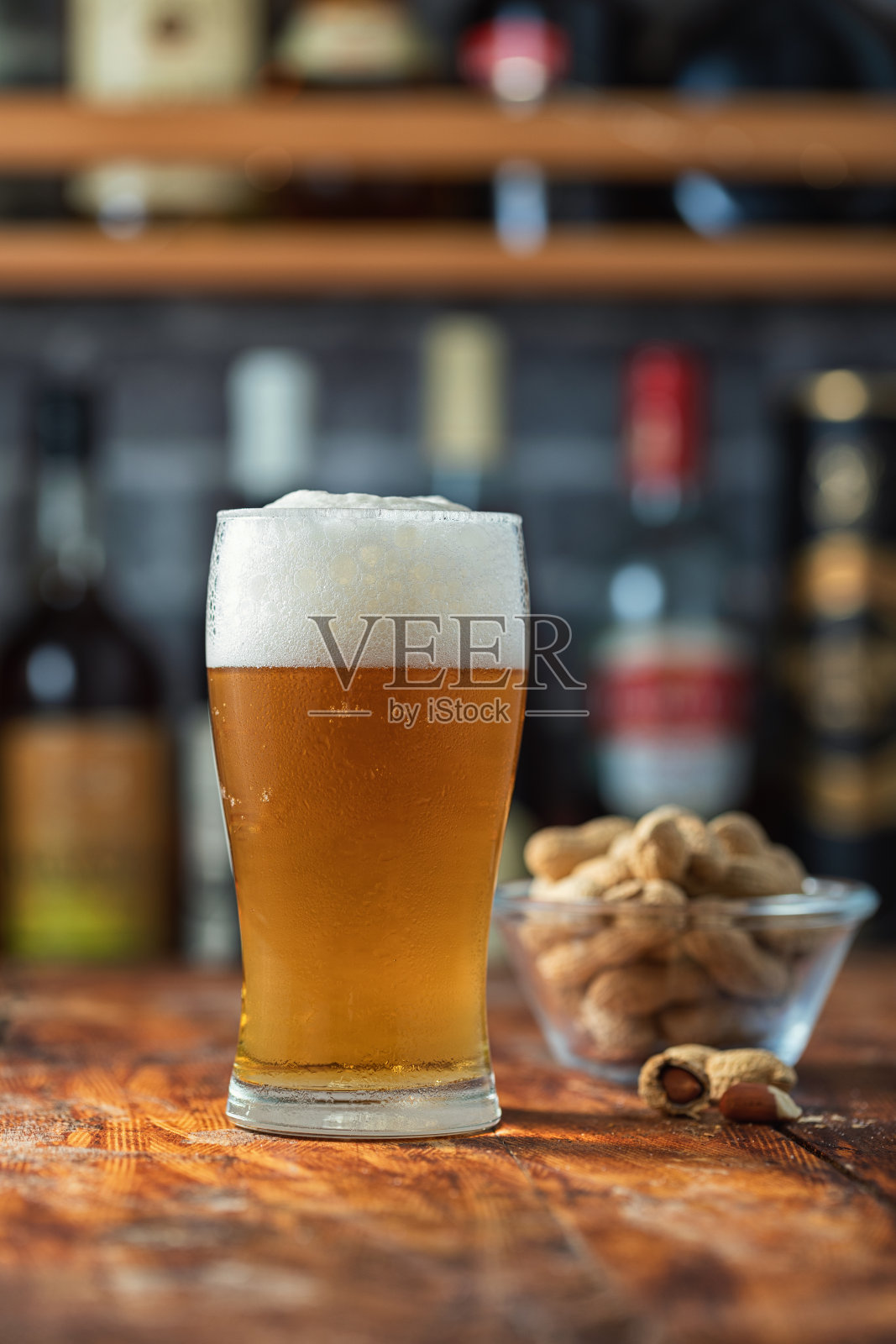 木桌上有一品脱啤酒照片摄影图片