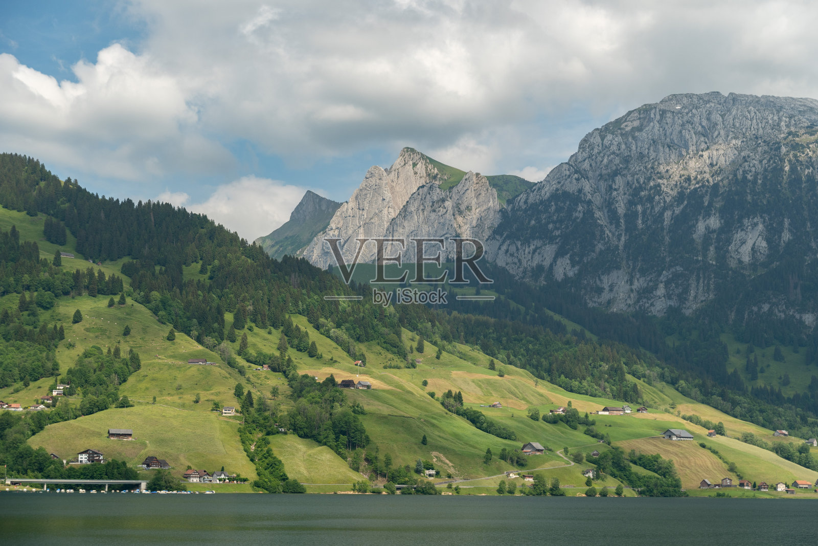 Waegitalersee湖位于瑞士的高山风景中照片摄影图片