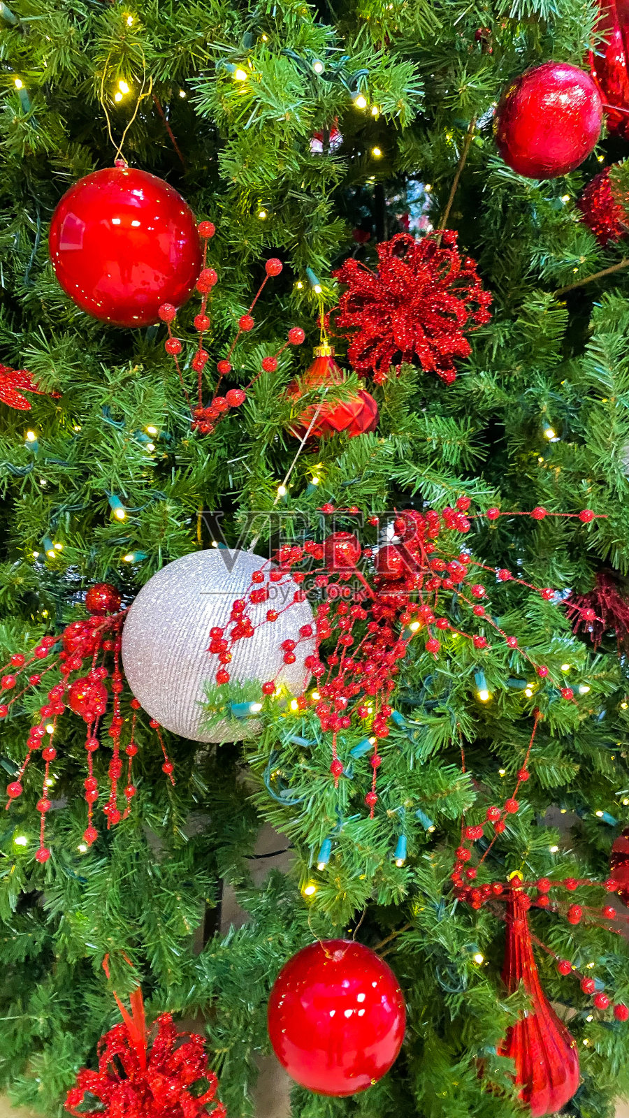 圣诞树上的圣诞装饰品照片摄影图片
