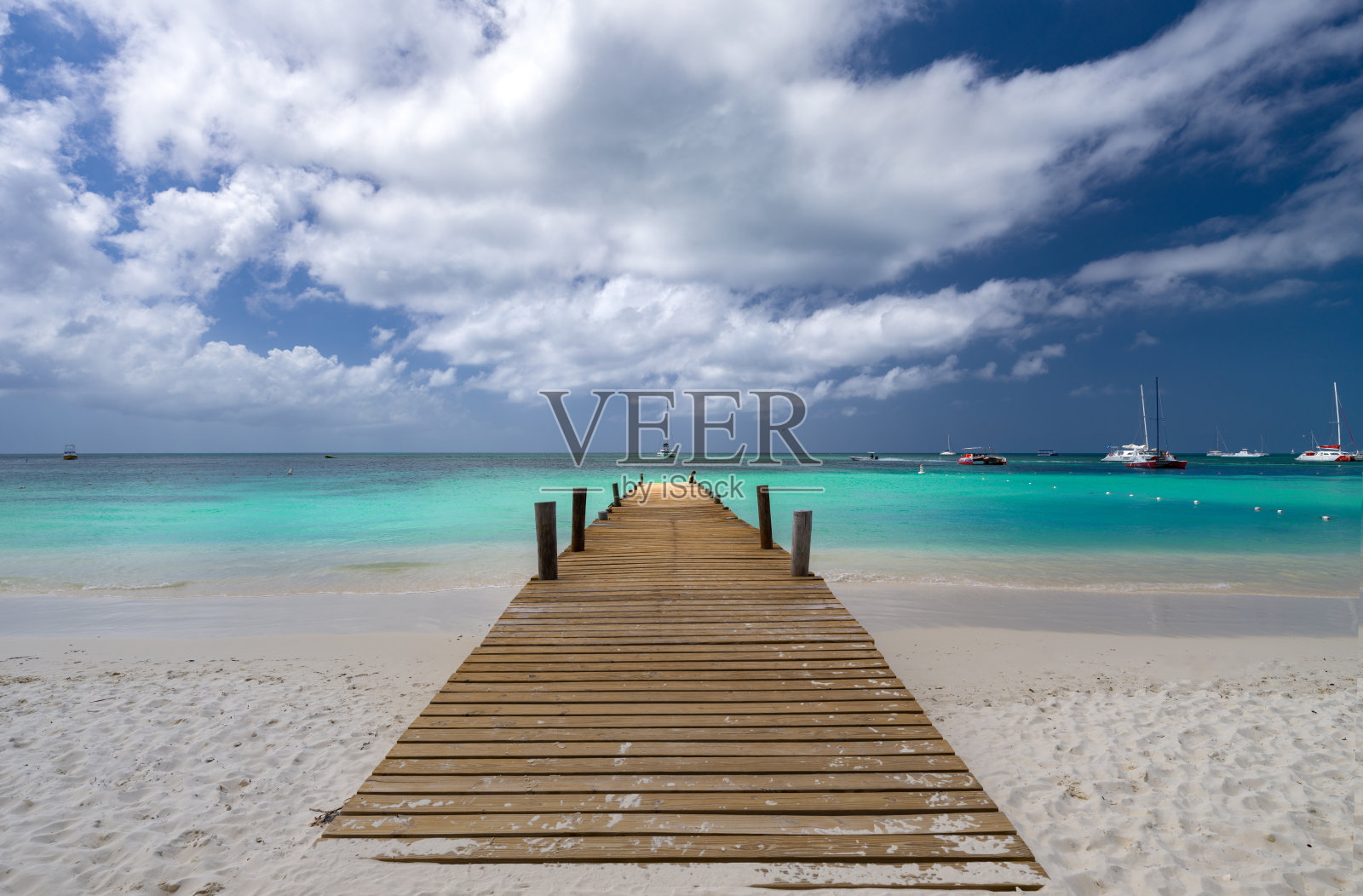 停靠在美丽的海岸线上，棕榈滩，阿鲁巴照片摄影图片