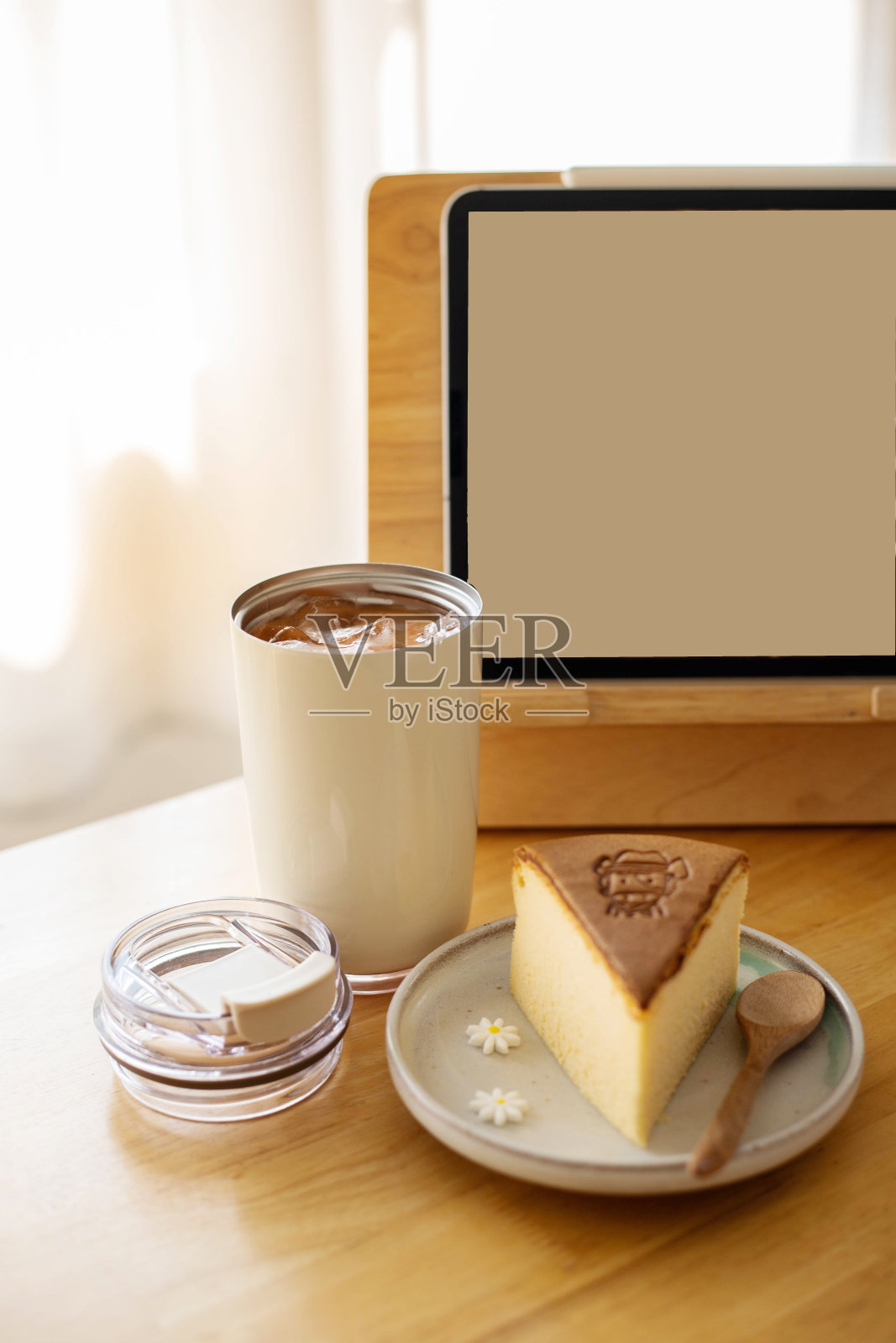 日本芝士蛋糕配茶照片摄影图片