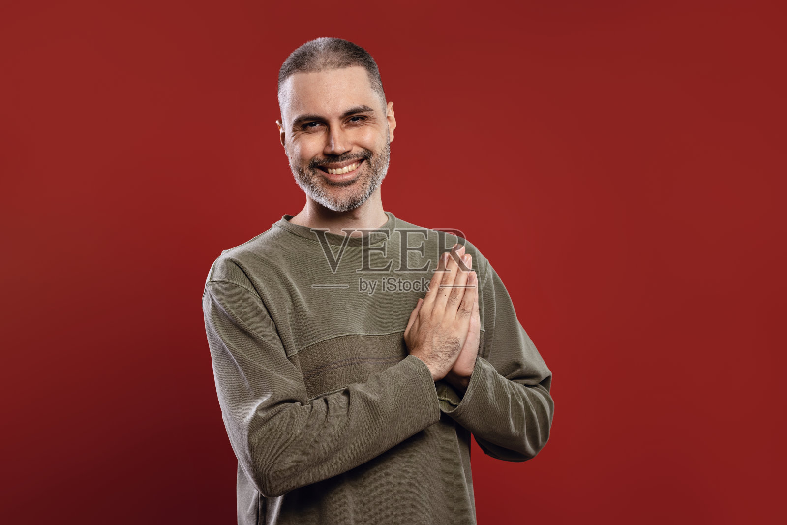 幸福的人双手合十微笑照片摄影图片