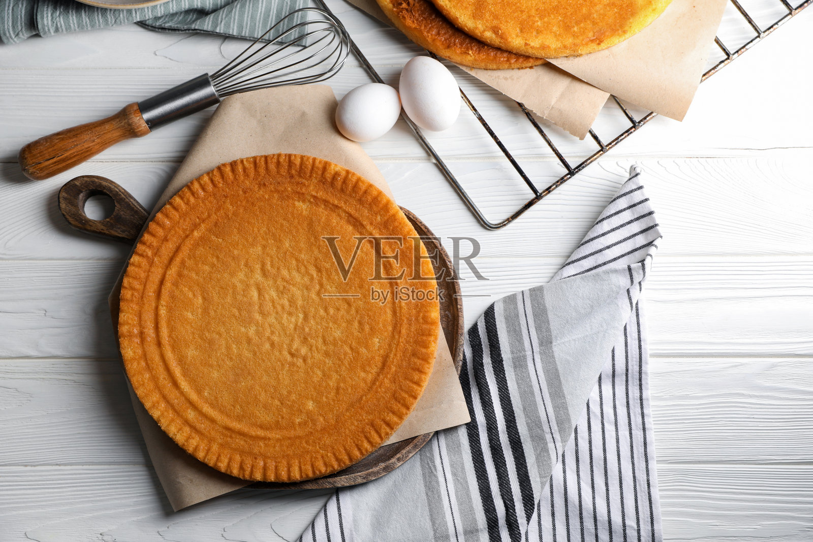 在白色的木桌上，平铺着美味的自制层叠蛋糕的配料照片摄影图片