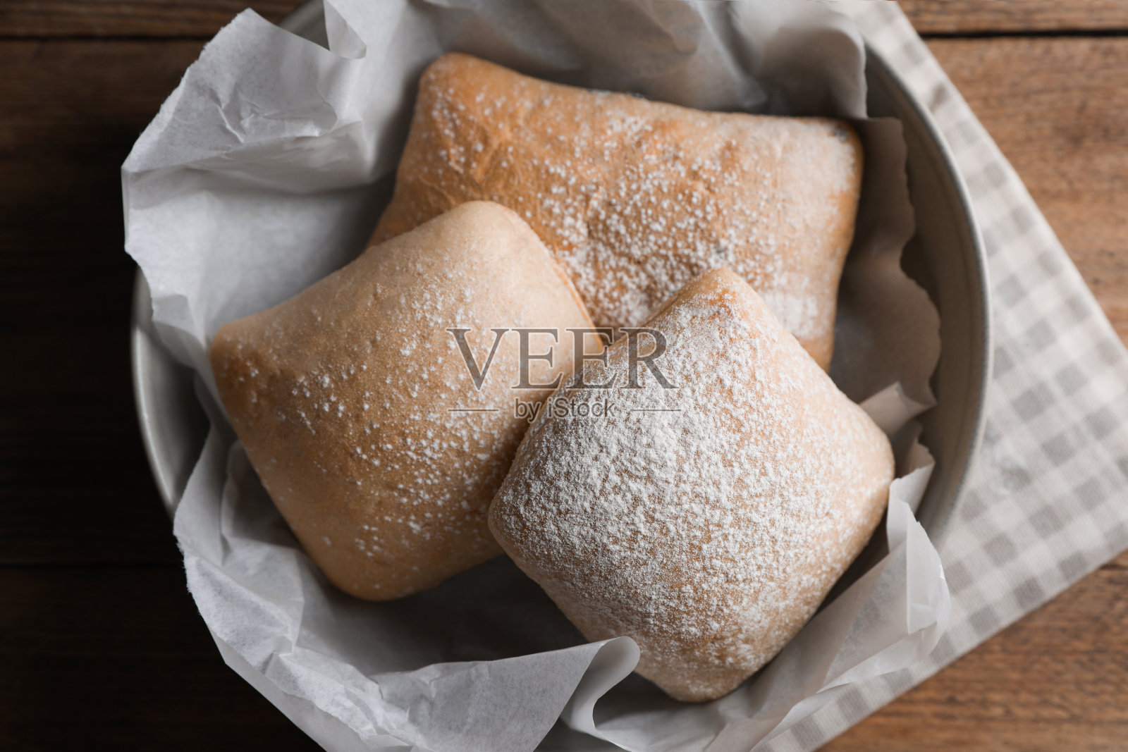 木桌上放着新鲜酥脆的意大利沙拉，平铺着照片摄影图片