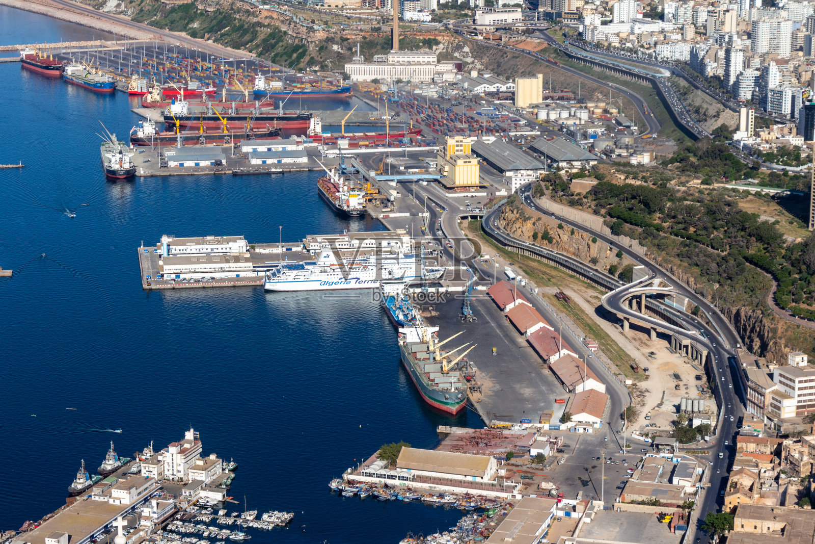 阿尔及利亚奥兰:港口鸟瞰图。照片摄影图片