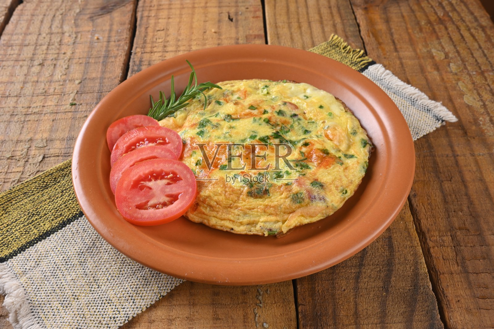 煎蛋配香草和番茄香肠美味健康的街头小吃碳水化合物吧照片摄影图片