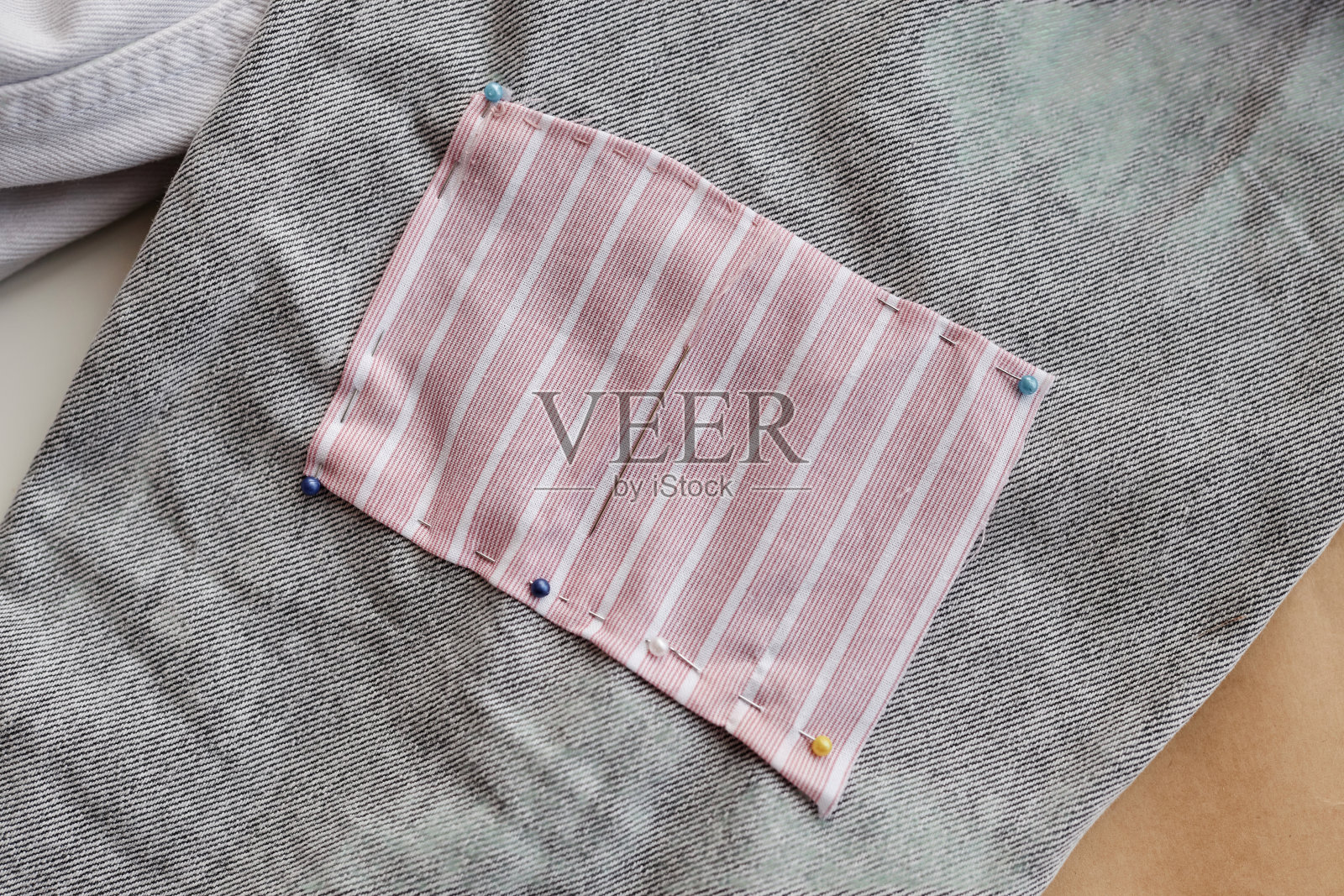 在升级回收过程中别在牛仔裤上的长方形条纹织物照片摄影图片