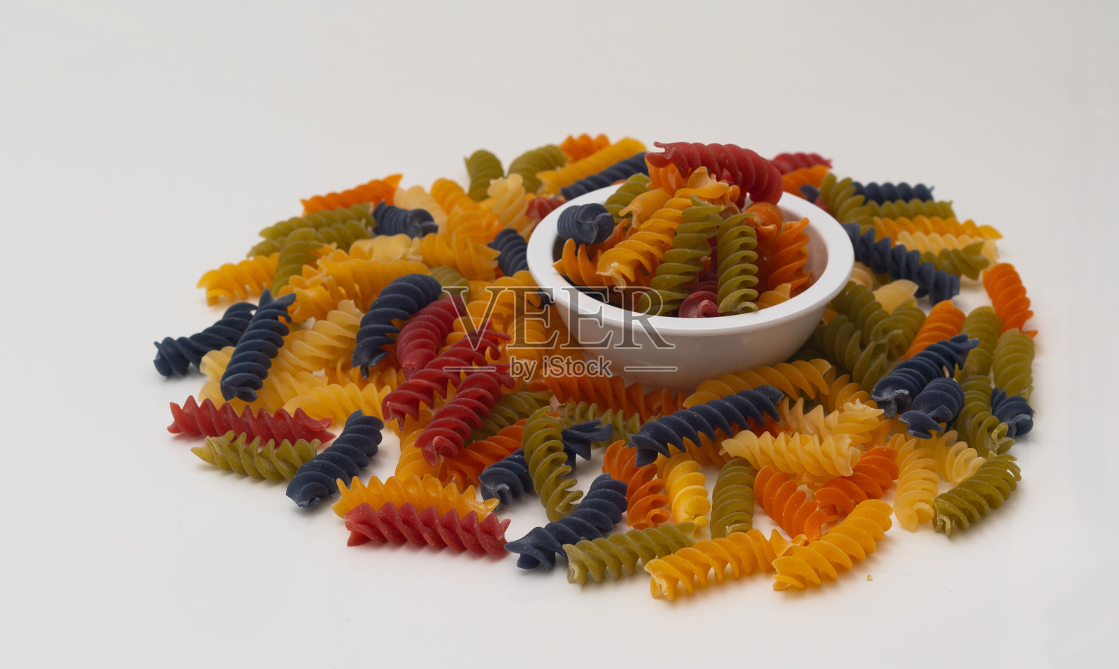 碗里的彩色螺旋面食照片摄影图片