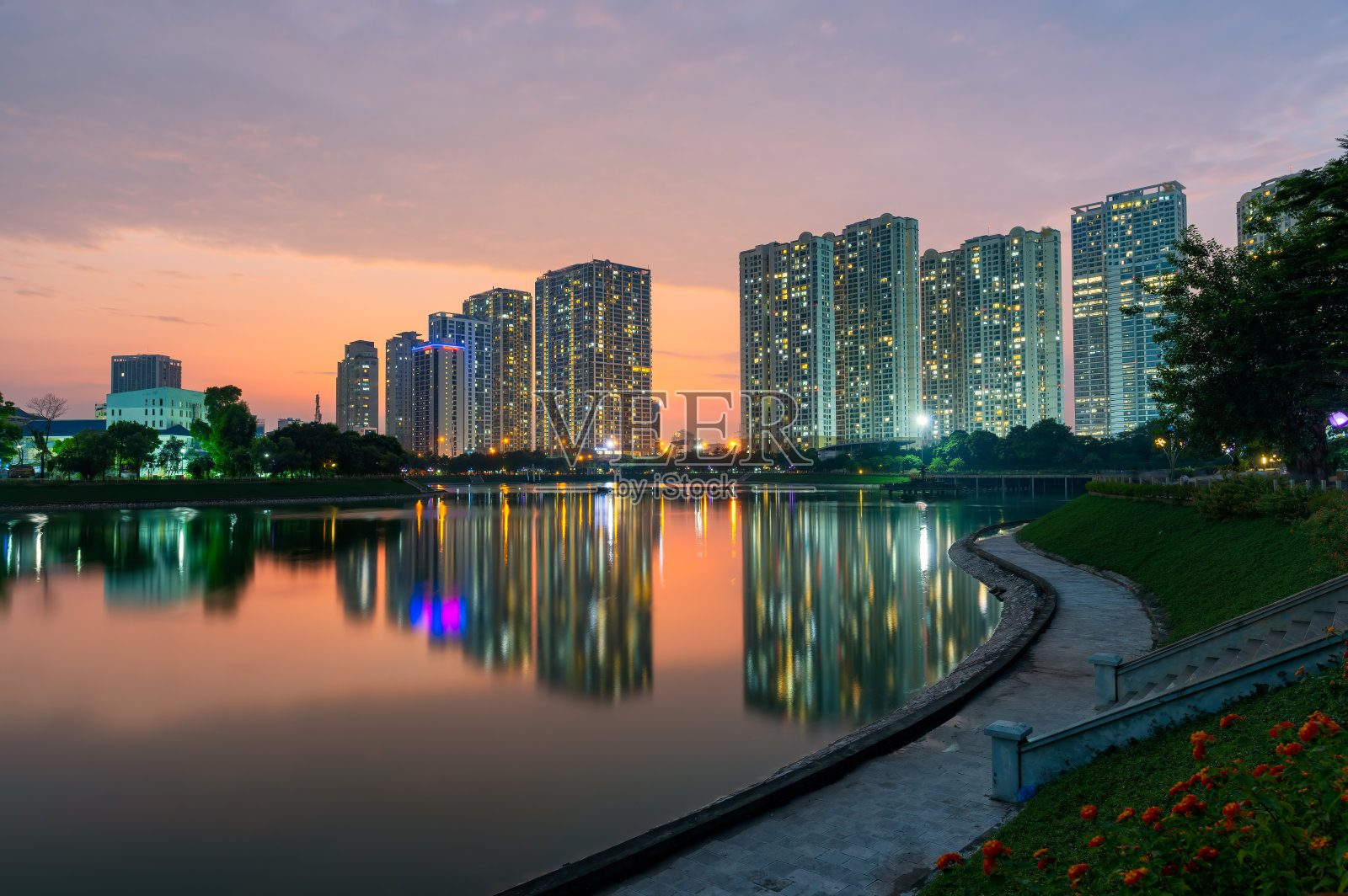 日落时分，越南河内市清玄公园的河内天际线照片摄影图片