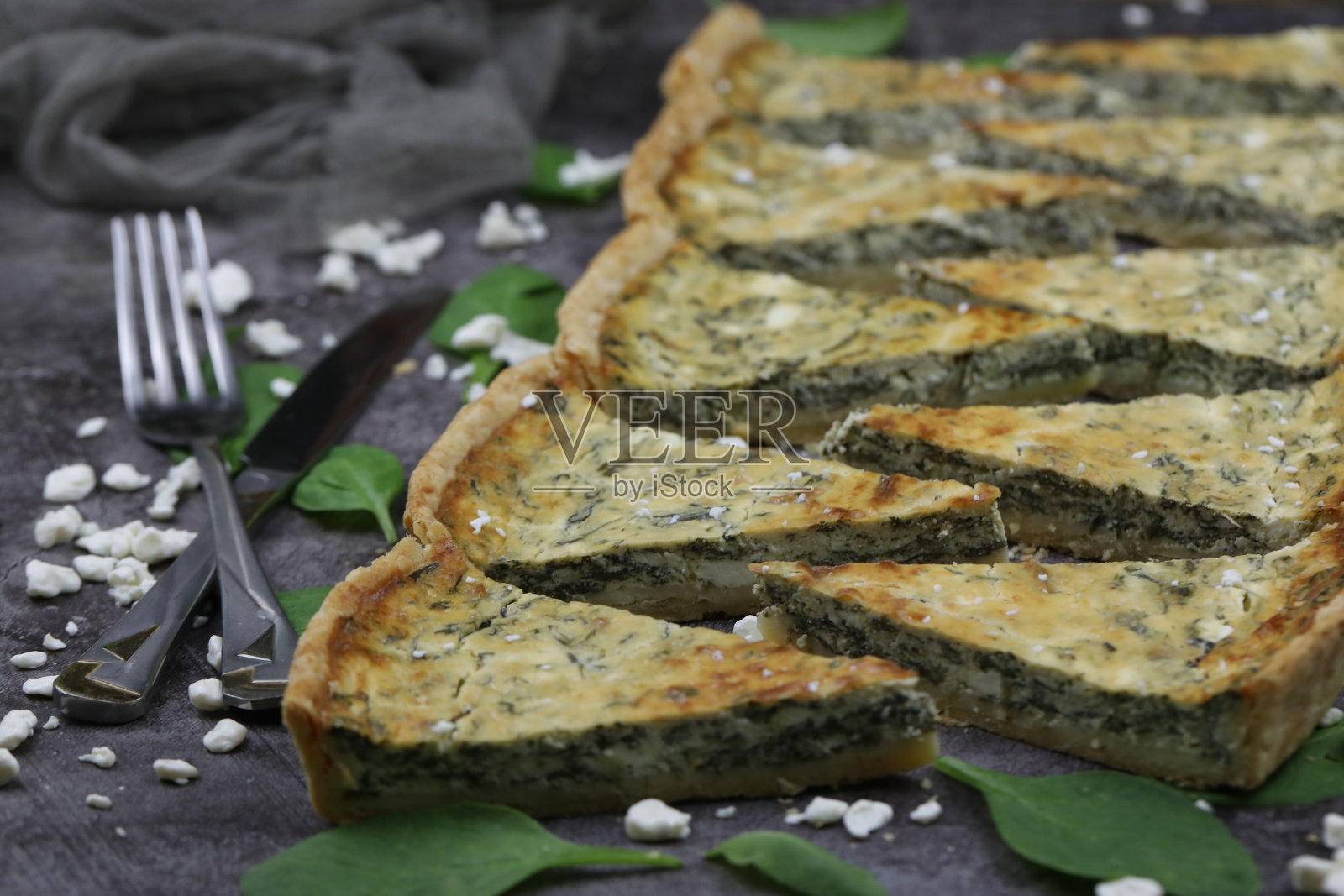 奶酪菠菜乳蛋饼照片摄影图片