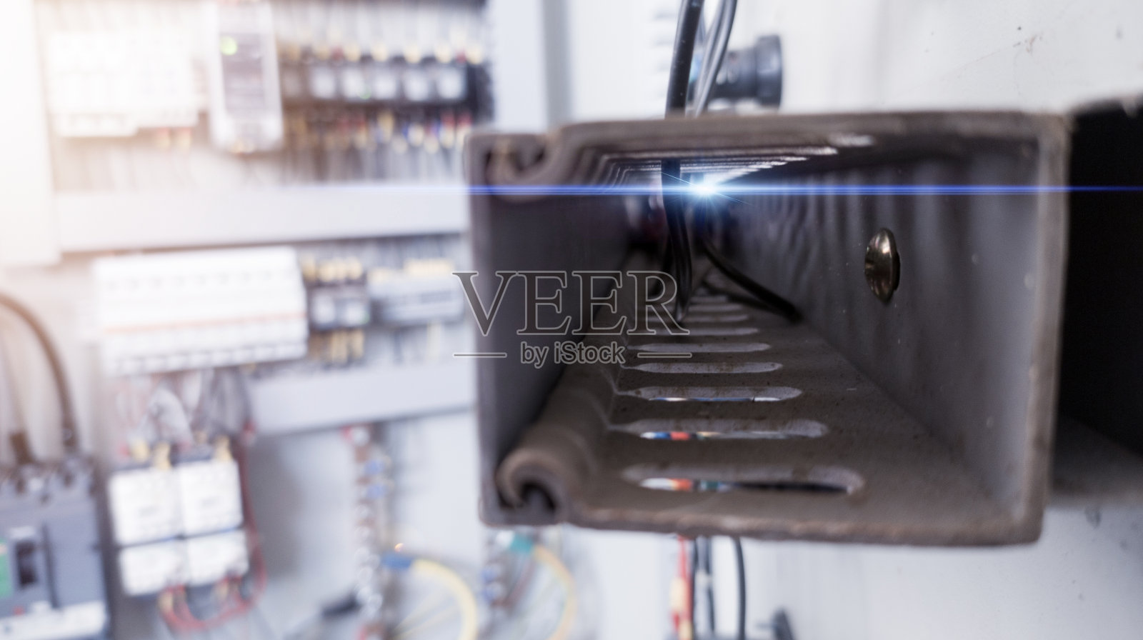 靠近内电缆桥架的电气面板为工业技术概念。照片摄影图片