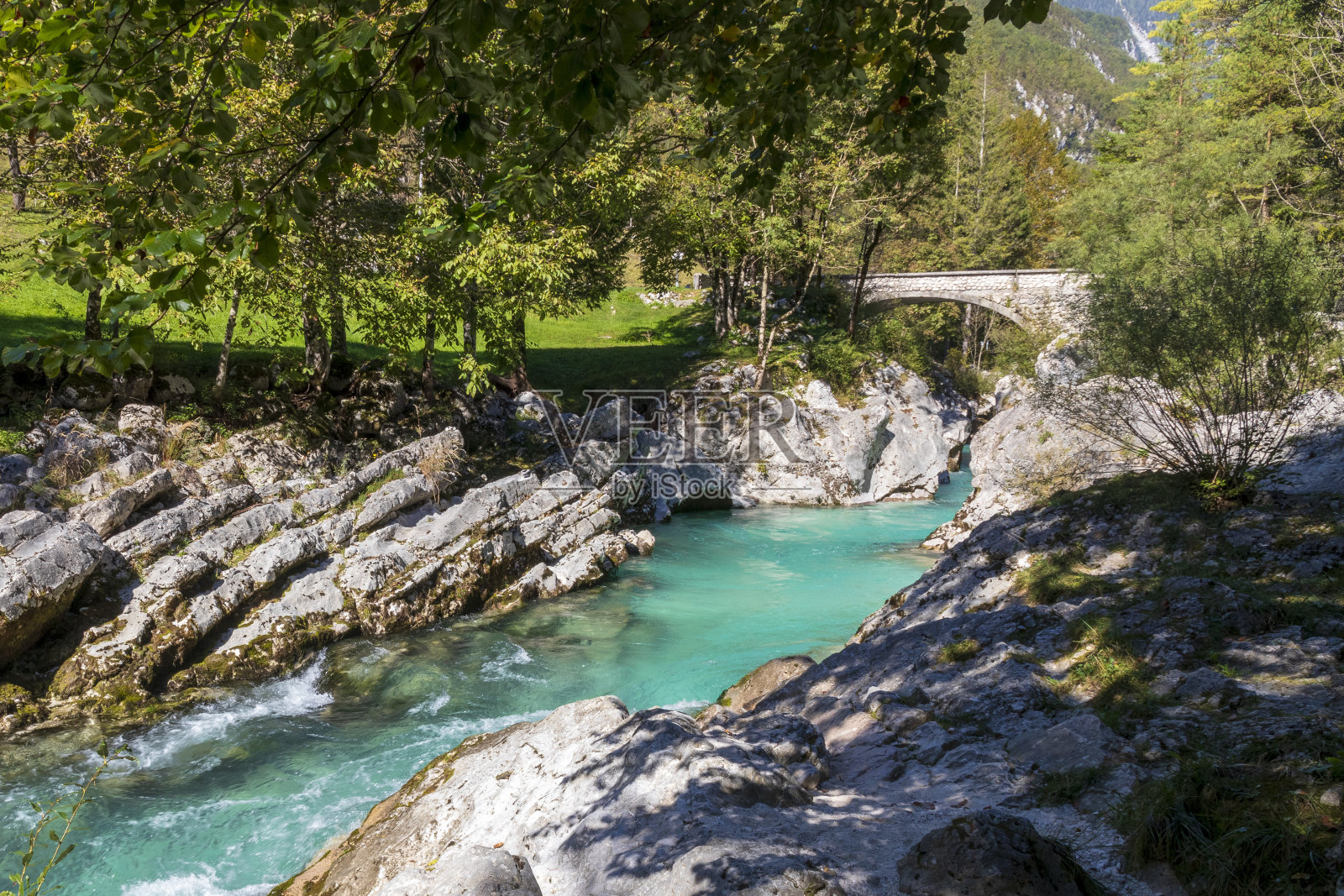 斯洛文尼亚阿尔卑斯山脉的索卡河峡谷。照片摄影图片