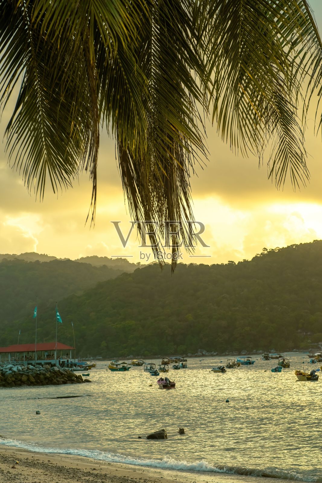 马来西亚登嘉楼的Perhentian岛的日出。照片摄影图片