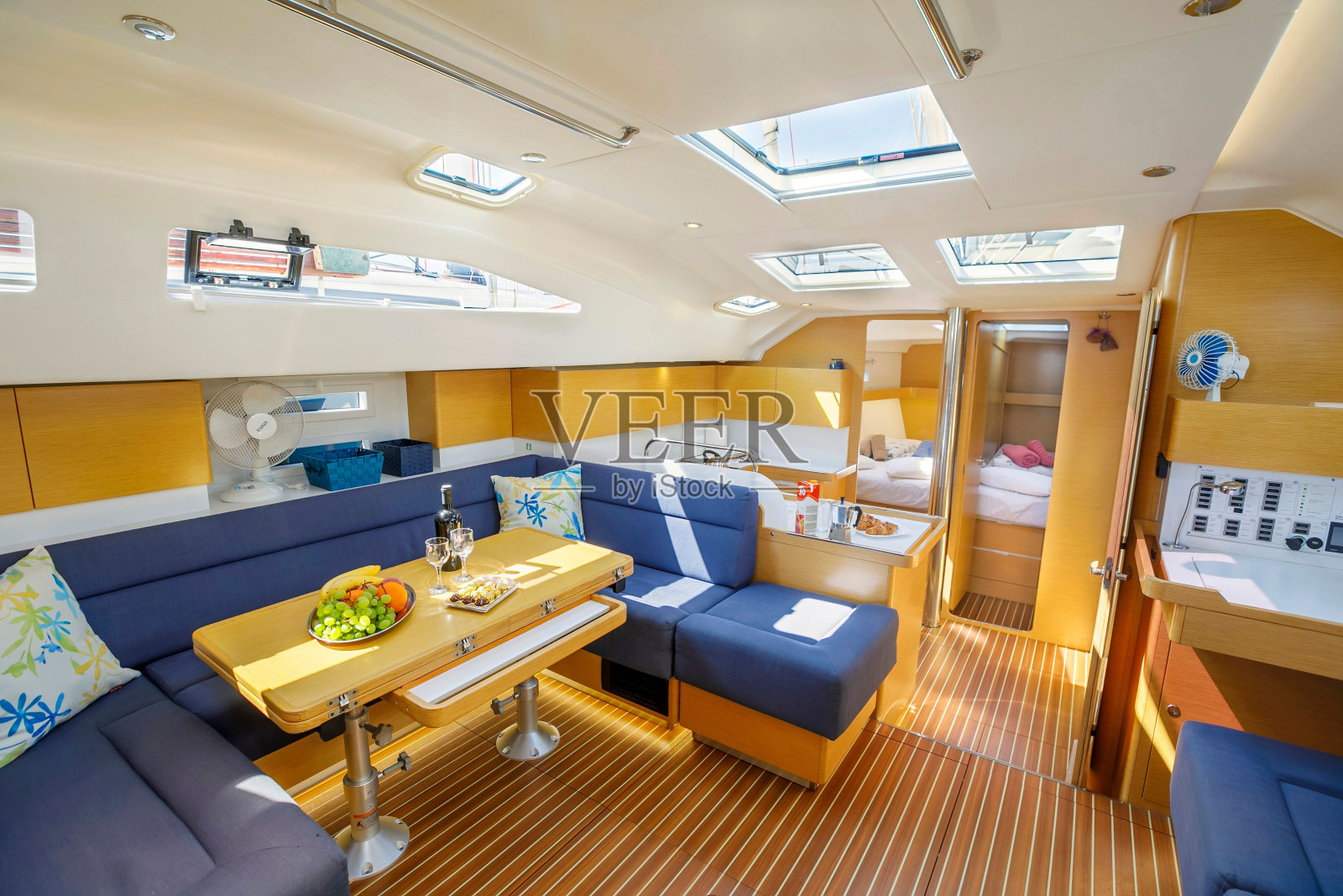 阳光下现代客厅的室内设计照片摄影图片