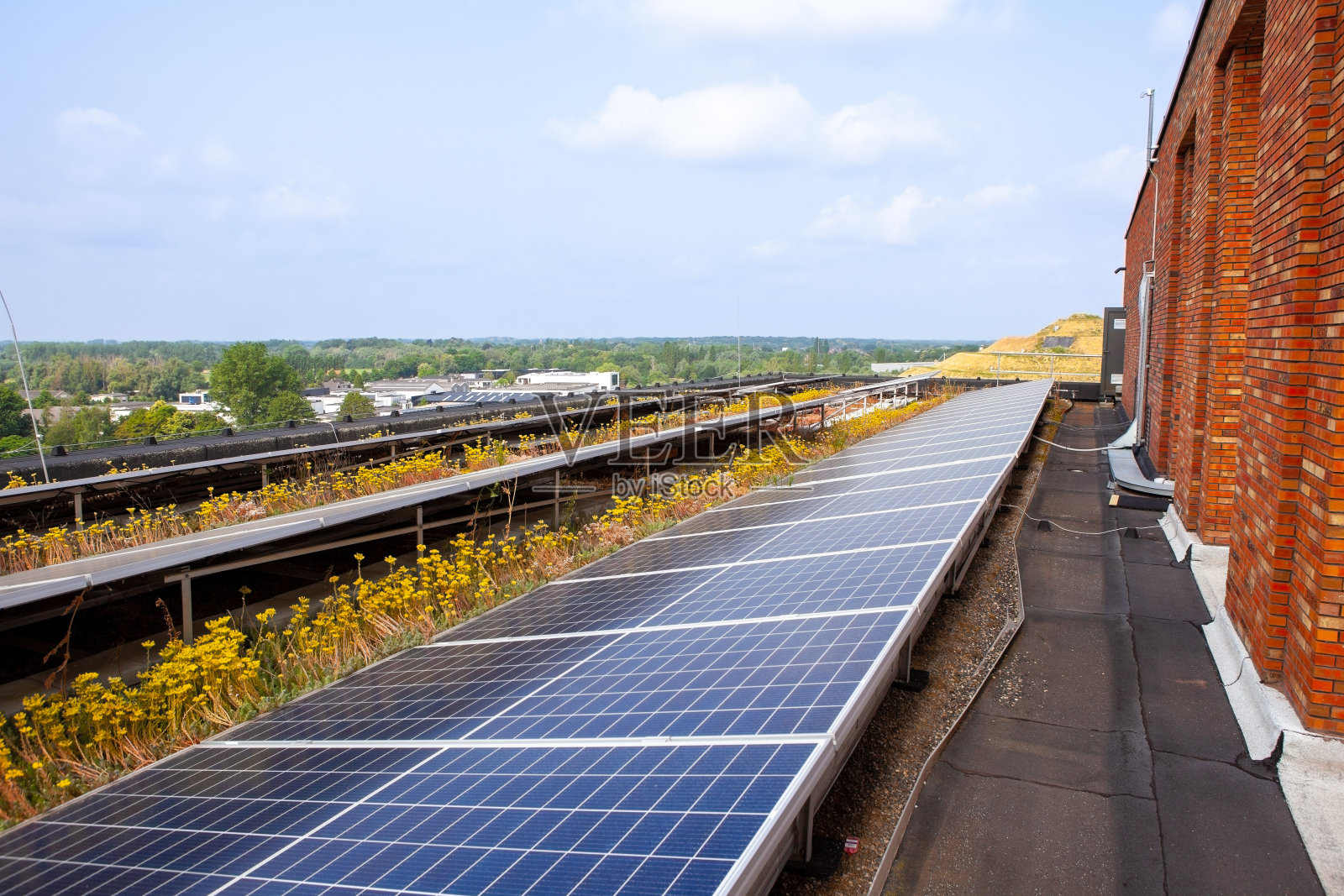 屋顶上的生态太阳能电池板照片摄影图片