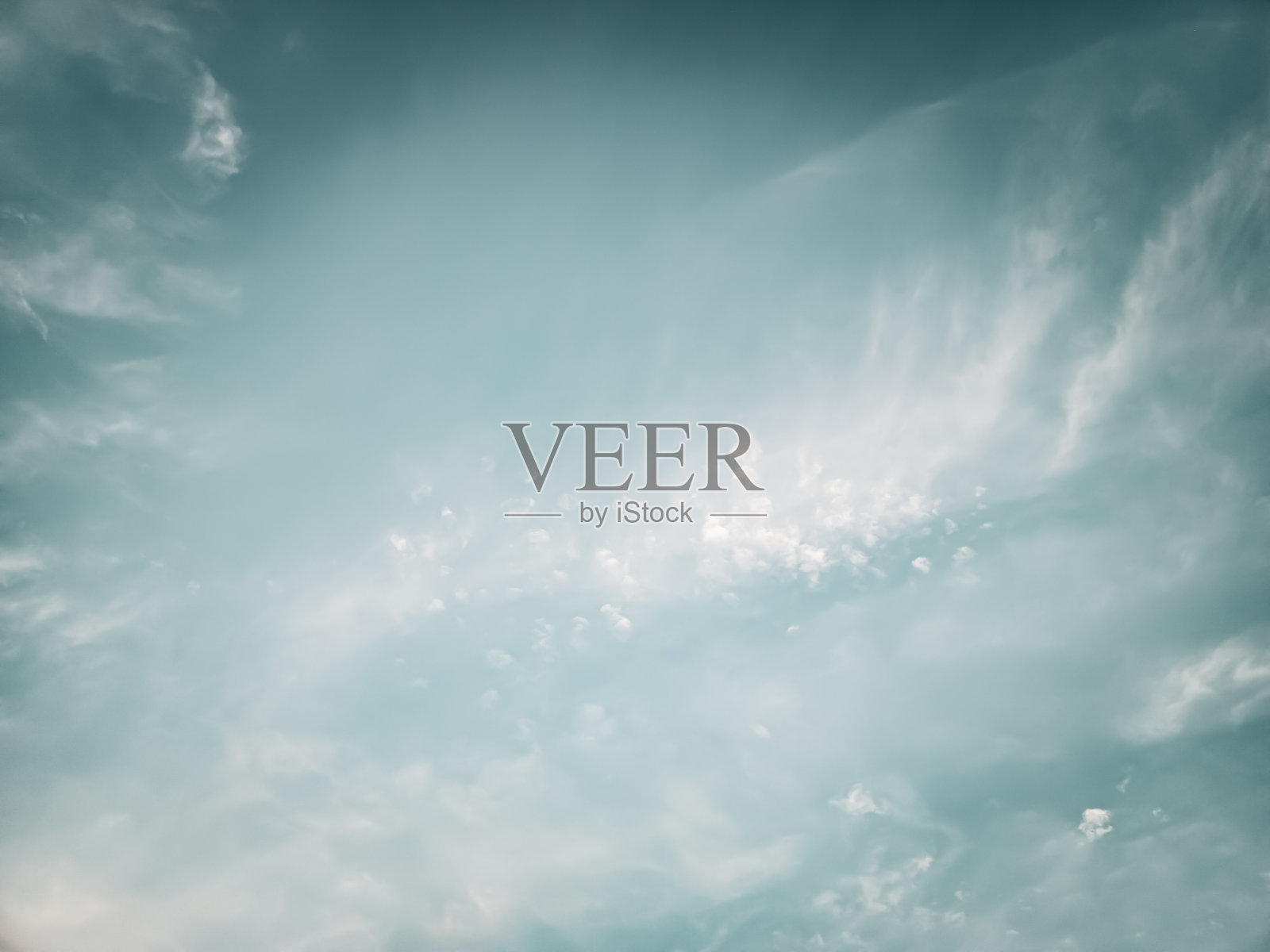 抽象的天空照片适合作为背景。绿色和蓝色明亮的天空。日落的天空。多云的天空。照片摄影图片