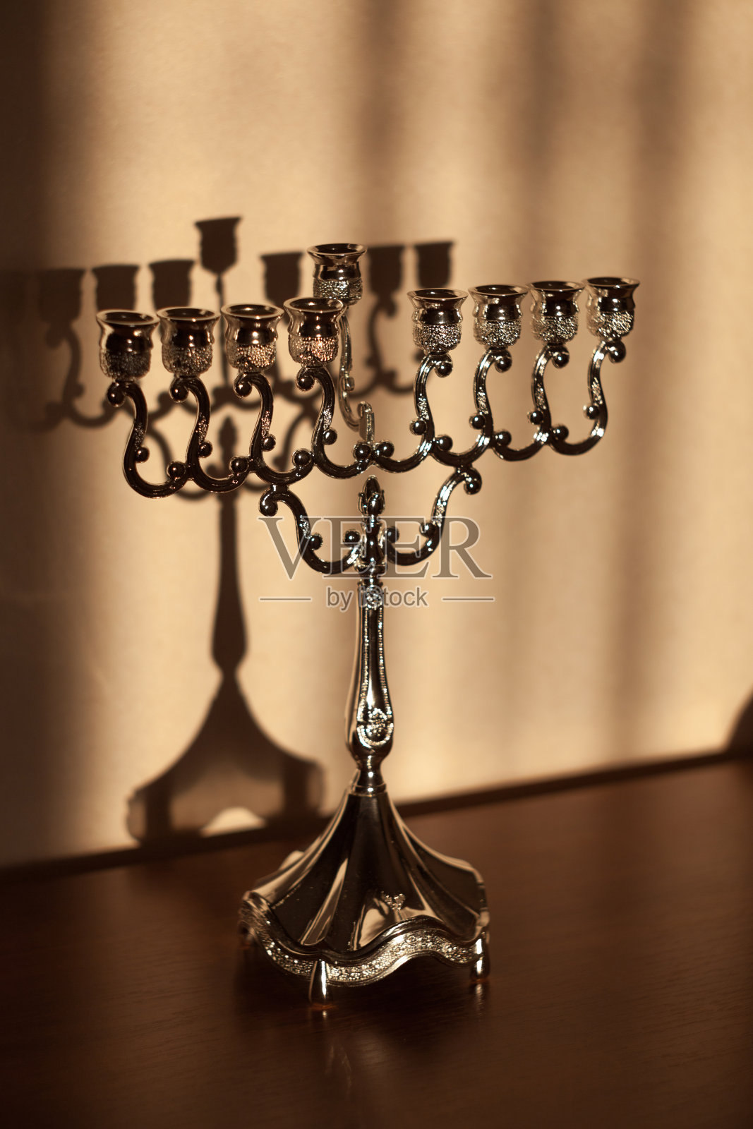 光明节的烛台，或在太阳的光在日落的犹太节日光明节。照片摄影图片