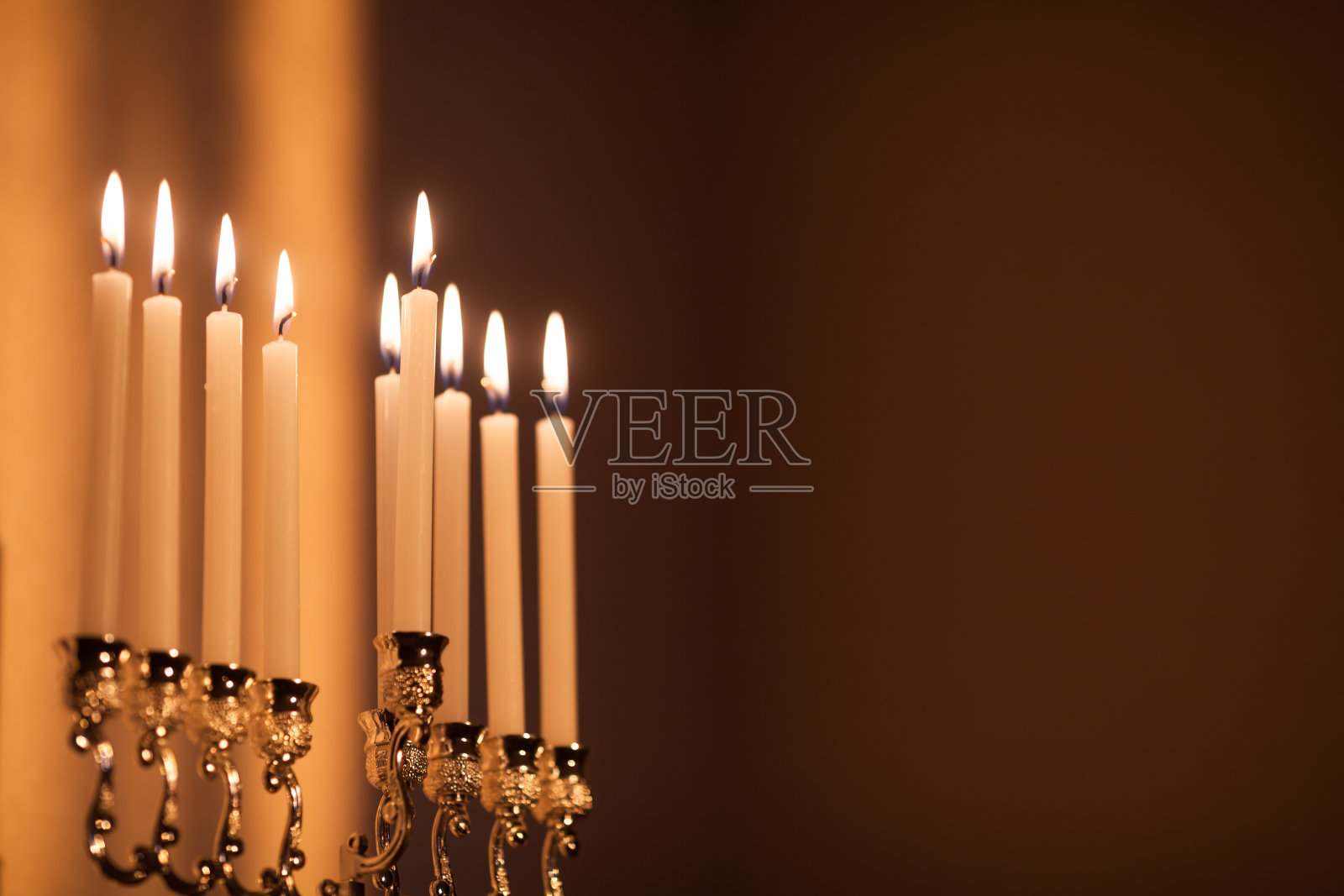 光明节烛台的特写，或犹太节日光明节日落时的阳光下的hanukkiah。照片摄影图片