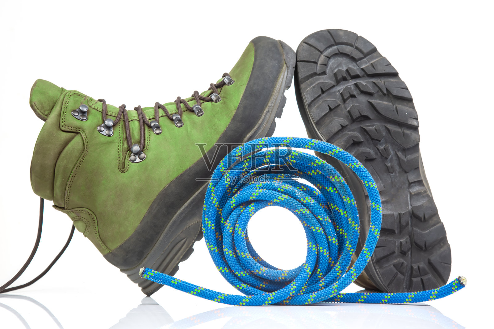 徒步旅行的靴子，旁边是白色背景的攀岩绳。旅游及远足装备照片摄影图片