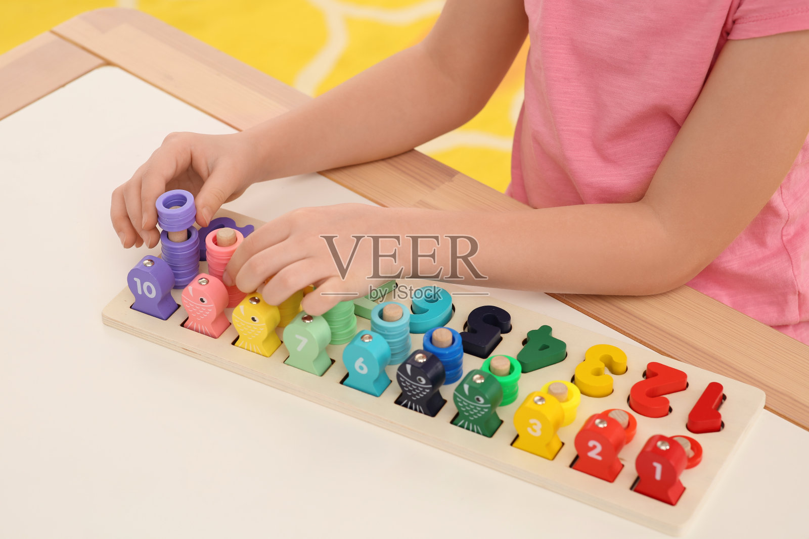 小女孩在桌子上玩教育游戏钓鱼数字，特写。有趣地学习数学照片摄影图片