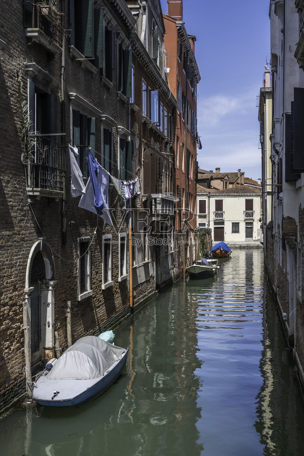 小船停在意大利威尼斯市中心一条典型的运河里照片摄影图片
