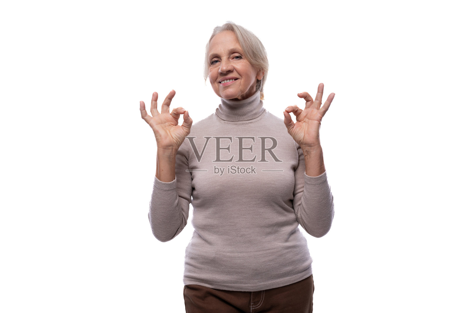 60岁的白种短发妇女感到快乐和幸福照片摄影图片