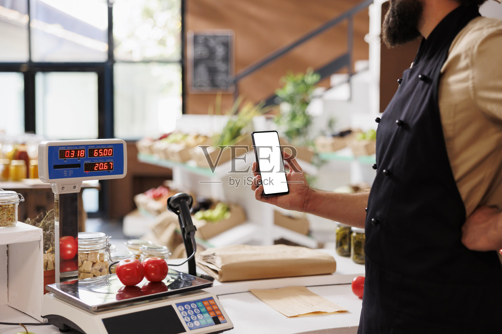 男子手持白色屏幕的智能手机照片摄影图片