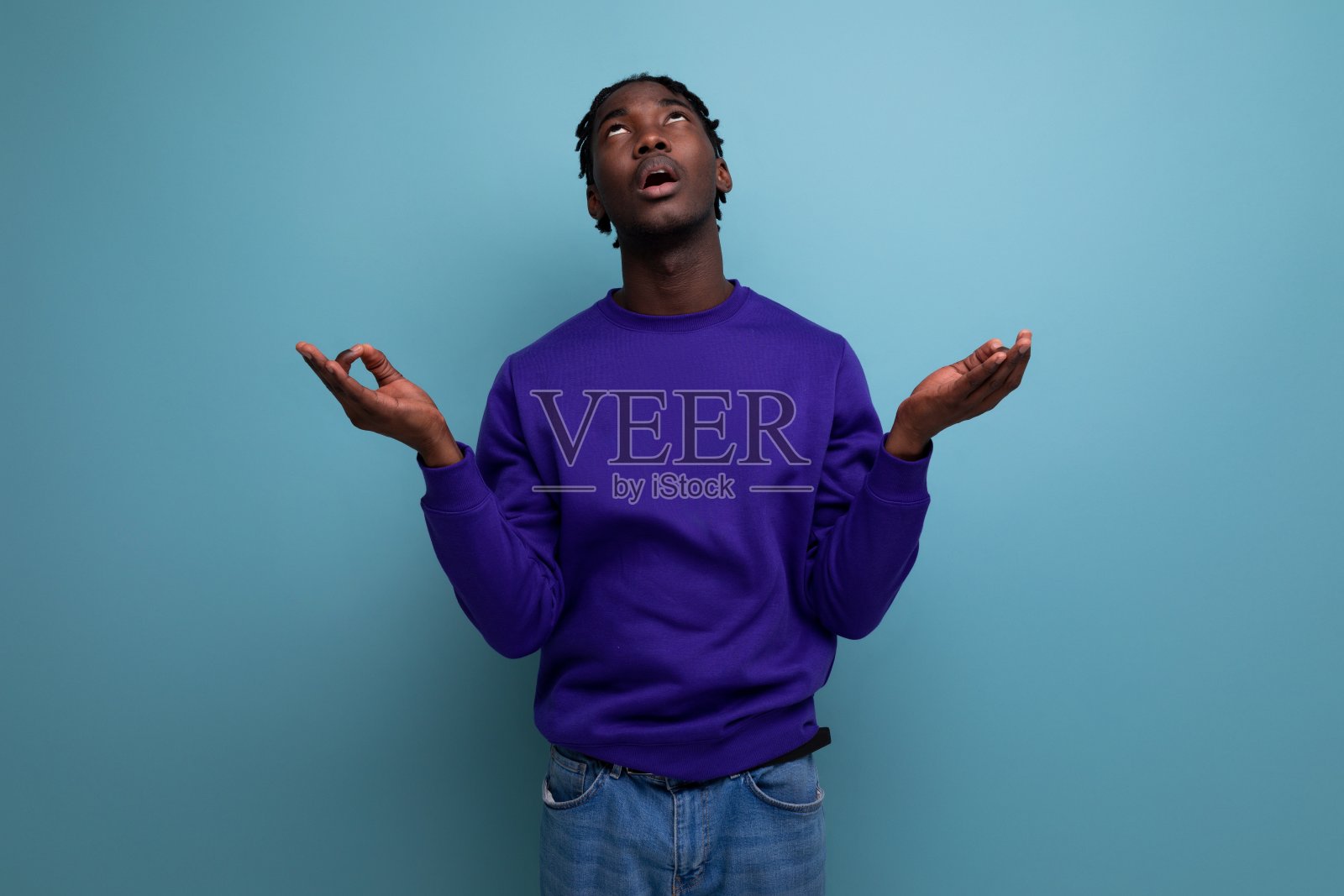 沉思的深色皮肤的非洲年轻人，穿着休闲的衣服，留着脏辫照片摄影图片