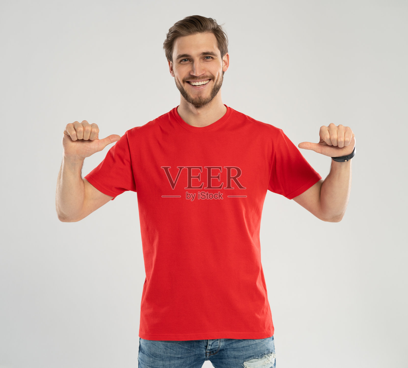 衣服模板。快乐的人指着红色t恤，标志或品牌设计的模型。照片摄影图片