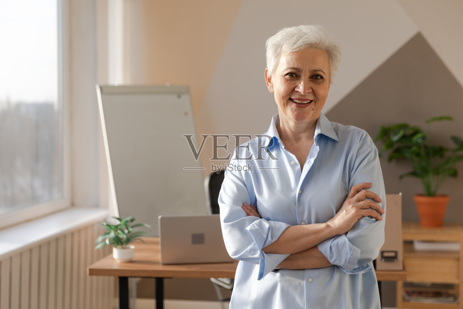 自信时尚的欧洲中年女性在职场的肖像。时尚年长成熟的60多岁，白发苍苍的女商人在现代办公室。老板、领导、老师、专业工作者。照片摄影图片