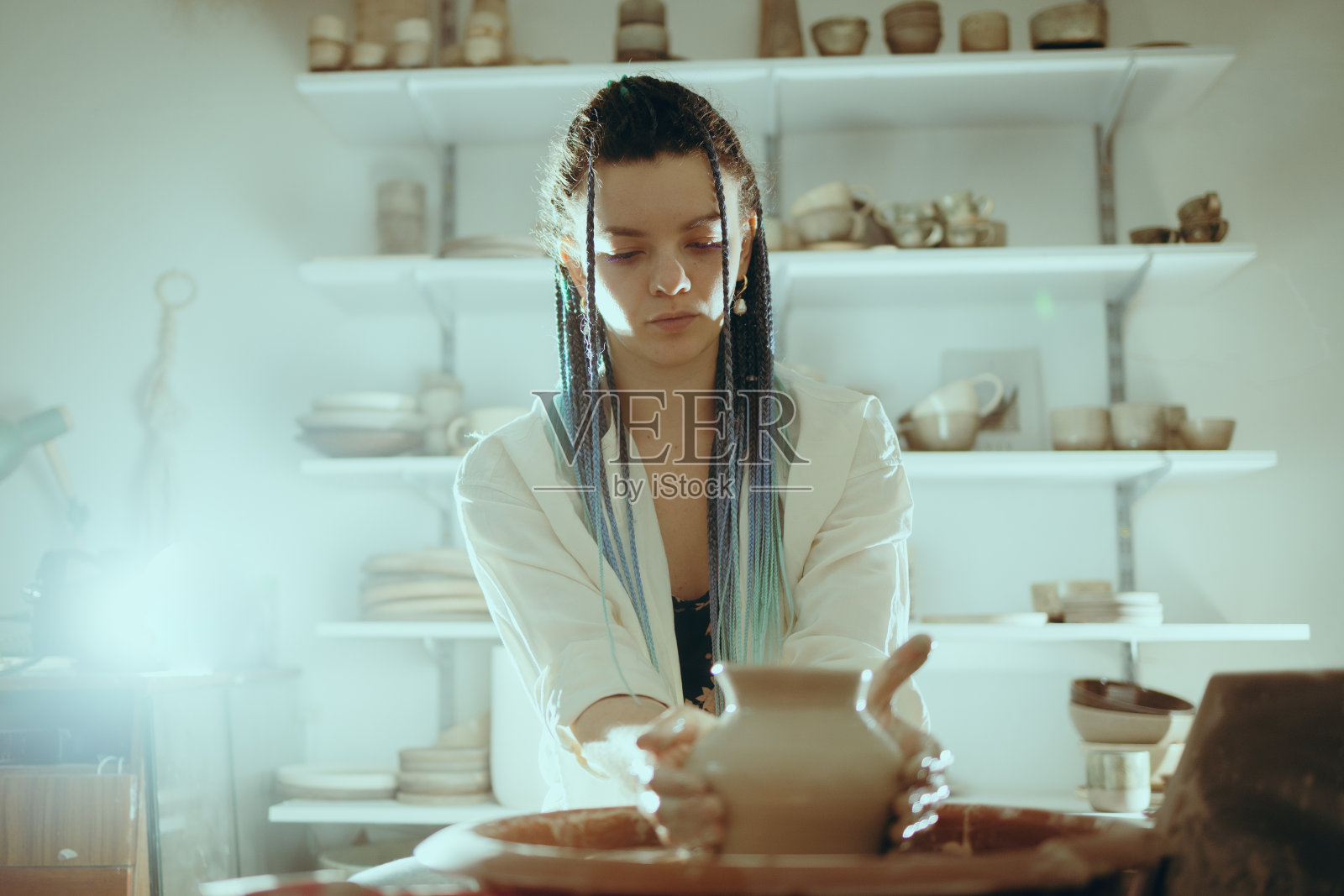 陶瓷女孩做陶瓷盘子。照片摄影图片