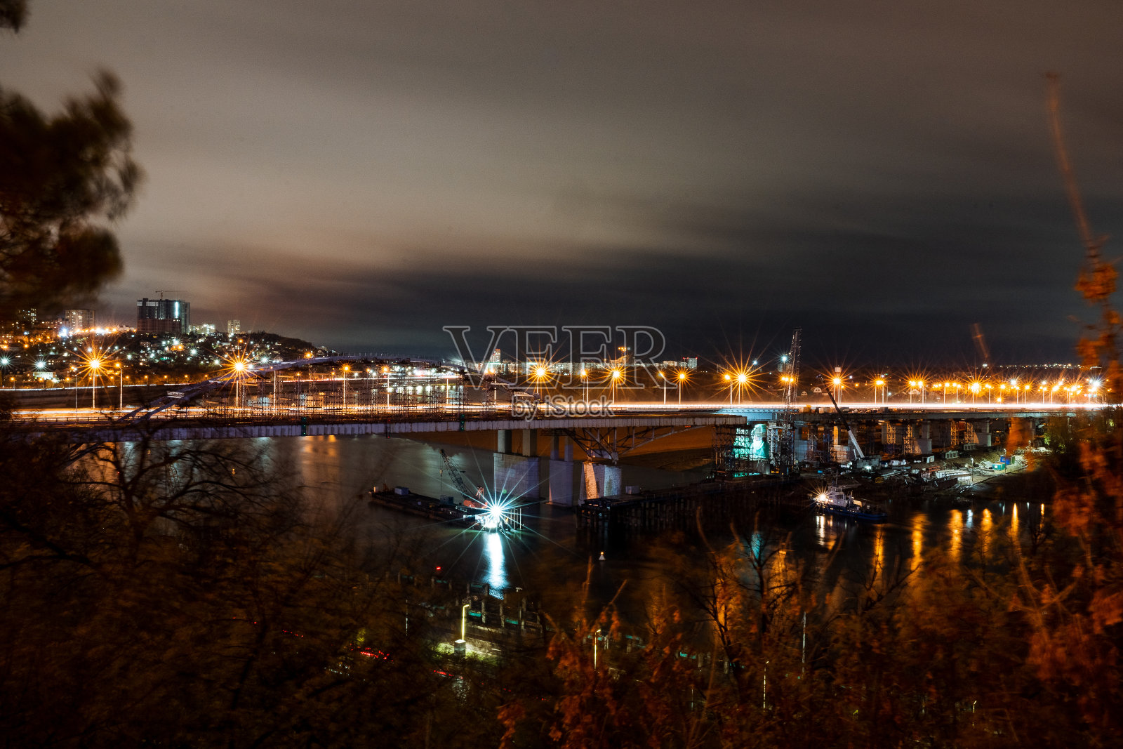 河上公路桥的夜景照片，城市风景。夜之城的灯笼。照片摄影图片