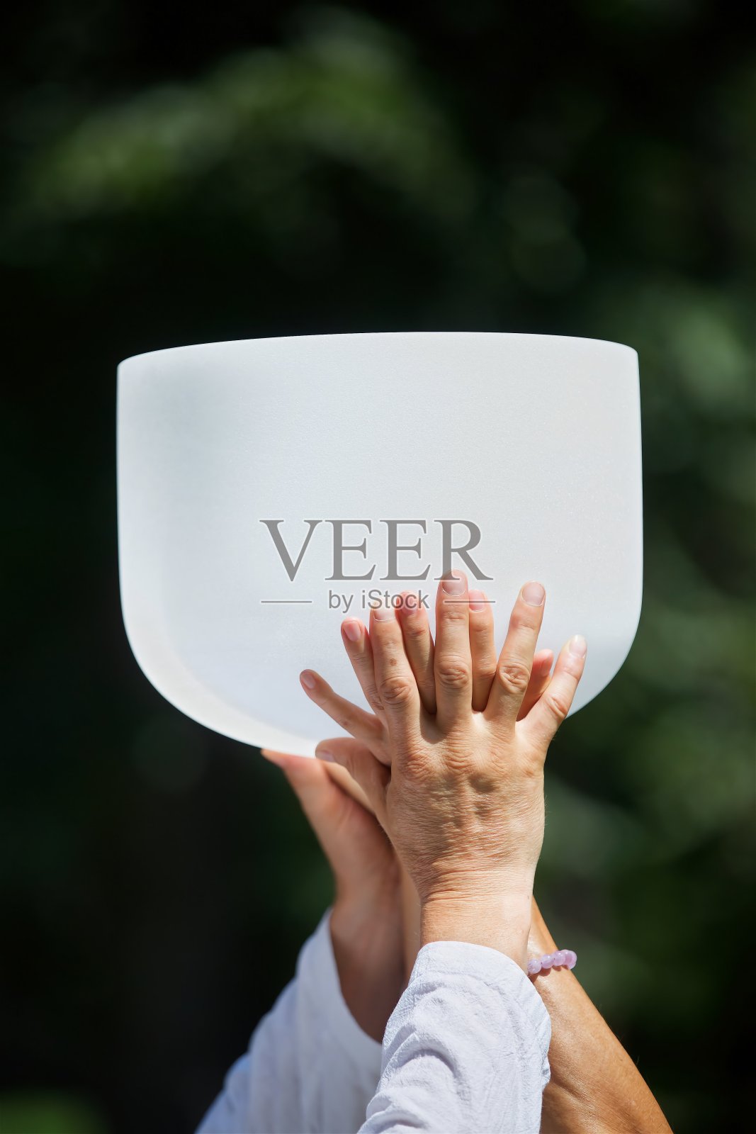 一个男人扶着一个拿着水晶碗的女人的手。信仰的概念，宗教照片摄影图片