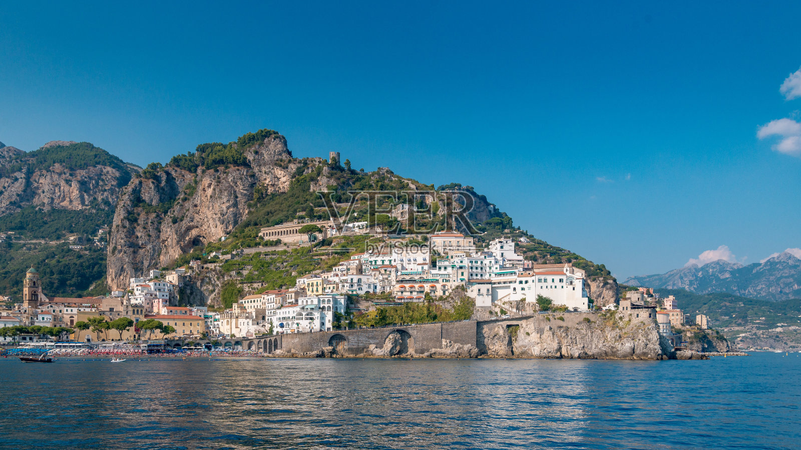 夏天的一天去阿马尔菲海岸旅行，蓝天。照片摄影图片