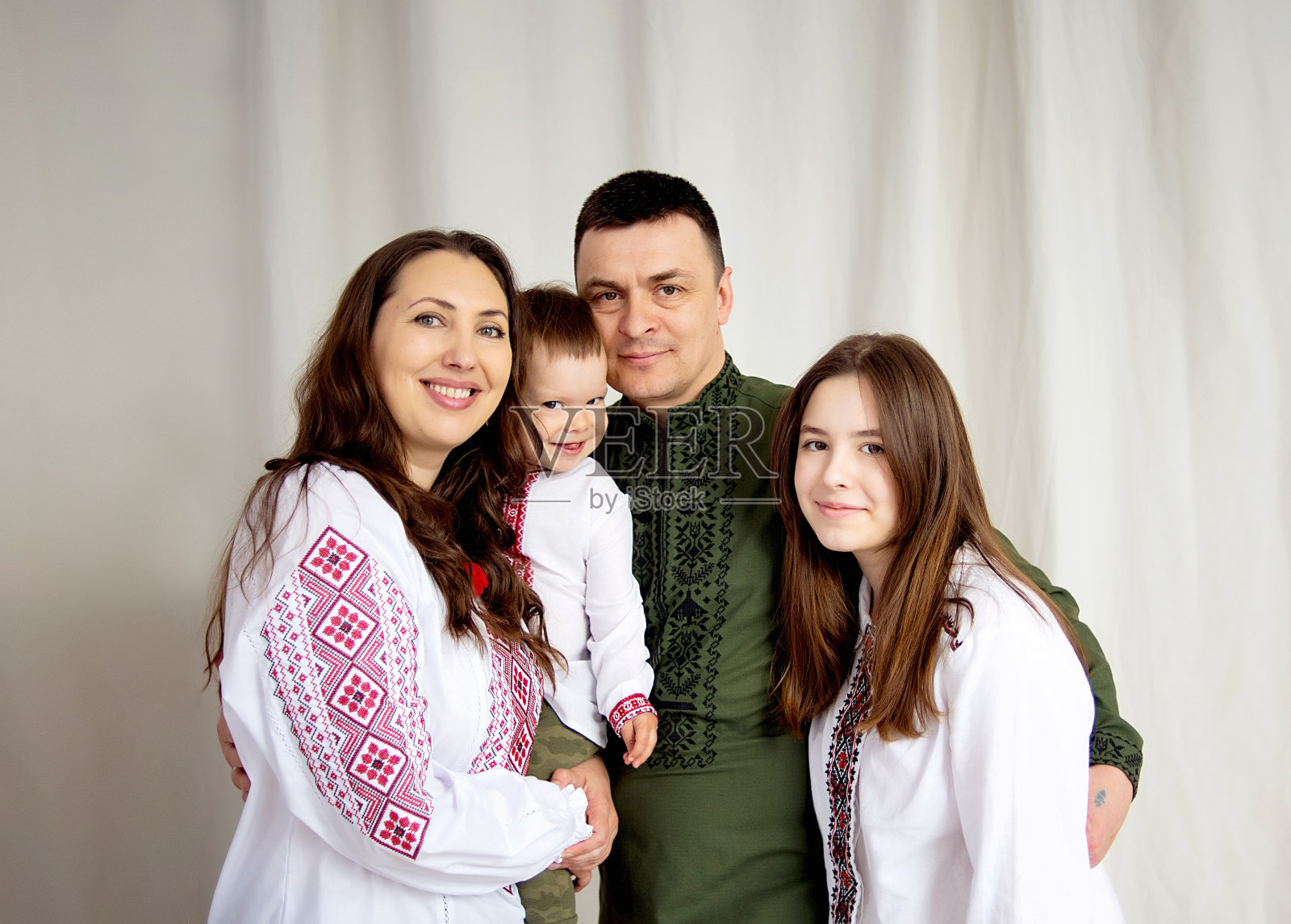 身着乌克兰民族服装的幸福家庭照片摄影图片