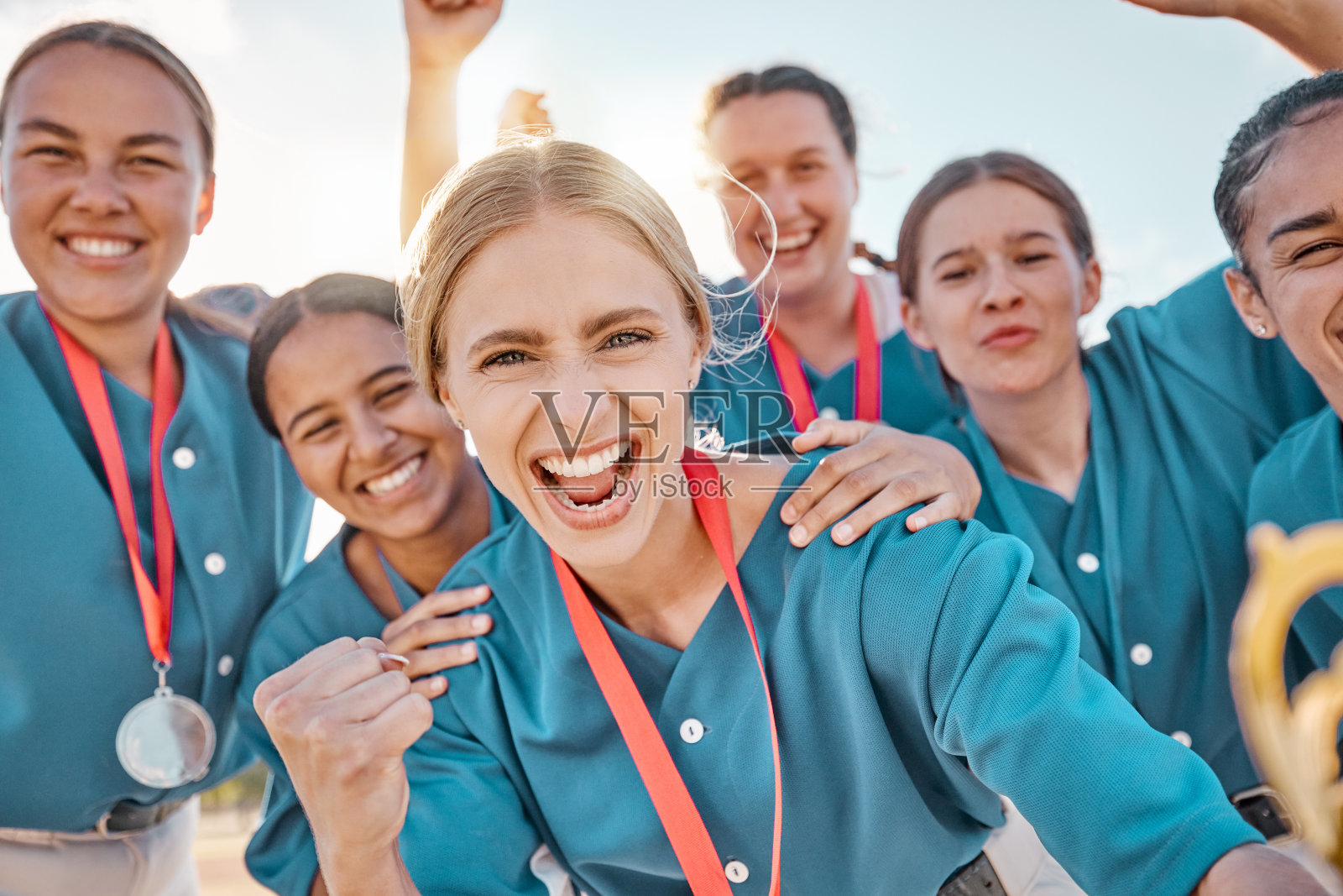 获胜的球队，棒球和庆祝活动与妇女体育团体欢呼胜利和快乐佩戴奖牌后的比赛或比赛。团队合作，垒球和成功的骄傲的女孩球员享受运动照片摄影图片