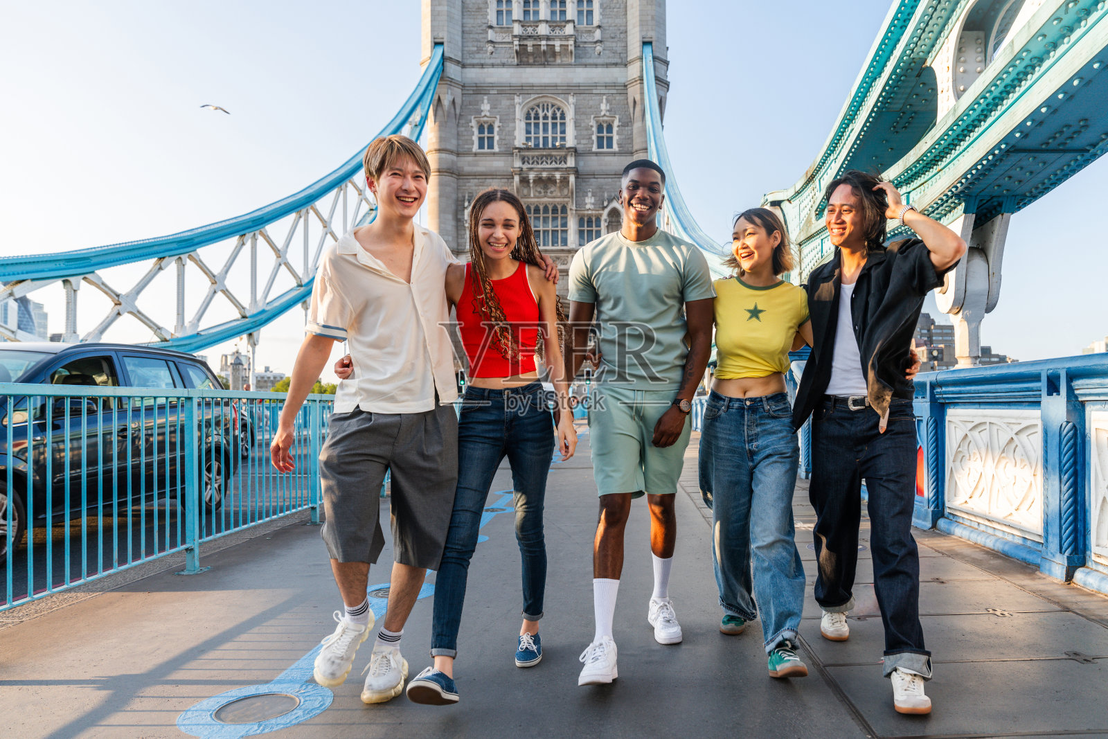 在伦敦，一群快乐的年轻朋友聚集在一起照片摄影图片