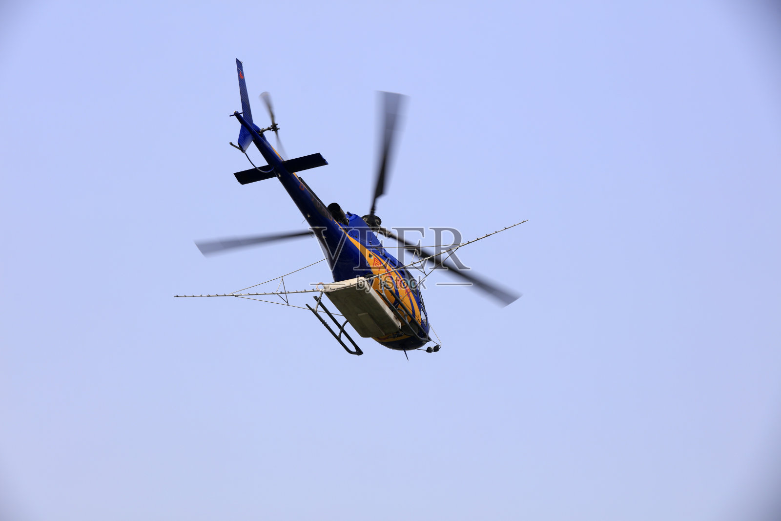 农业直升机在空中飞行照片摄影图片