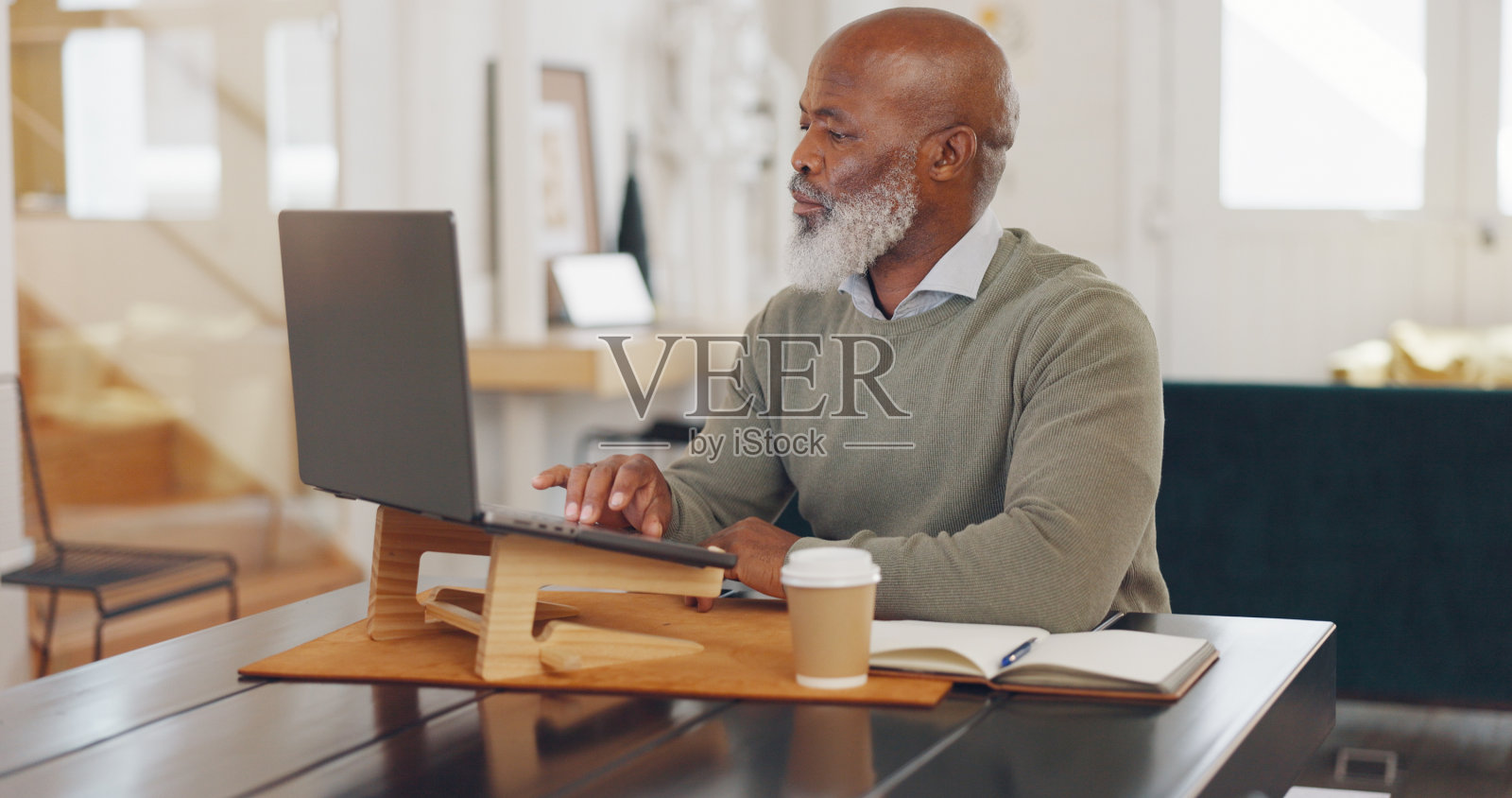 笔记本电脑，焦点和高级商人在家里办公室为人力资源公司研究工作。科技，阅读和专业的非洲老年男性ceo在电脑上规划公司战略。照片摄影图片