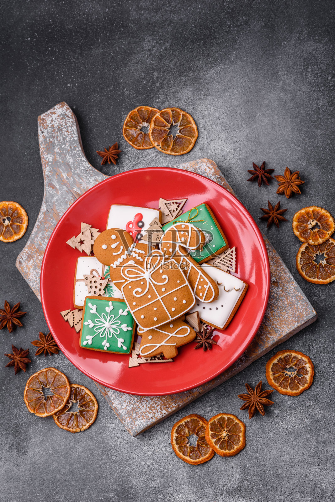 美丽美味甜美的冬季圣诞姜饼饼干灰色纹理的背景照片摄影图片