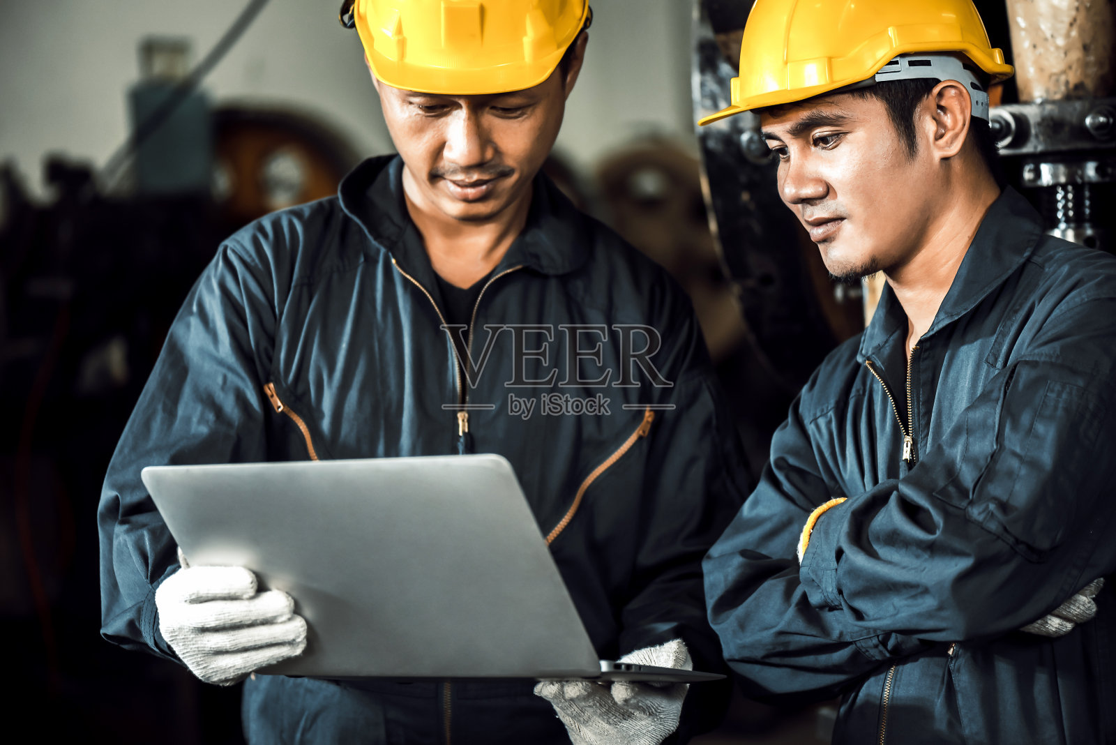 小组工程师和机械师在平板电脑上检查计划照片摄影图片