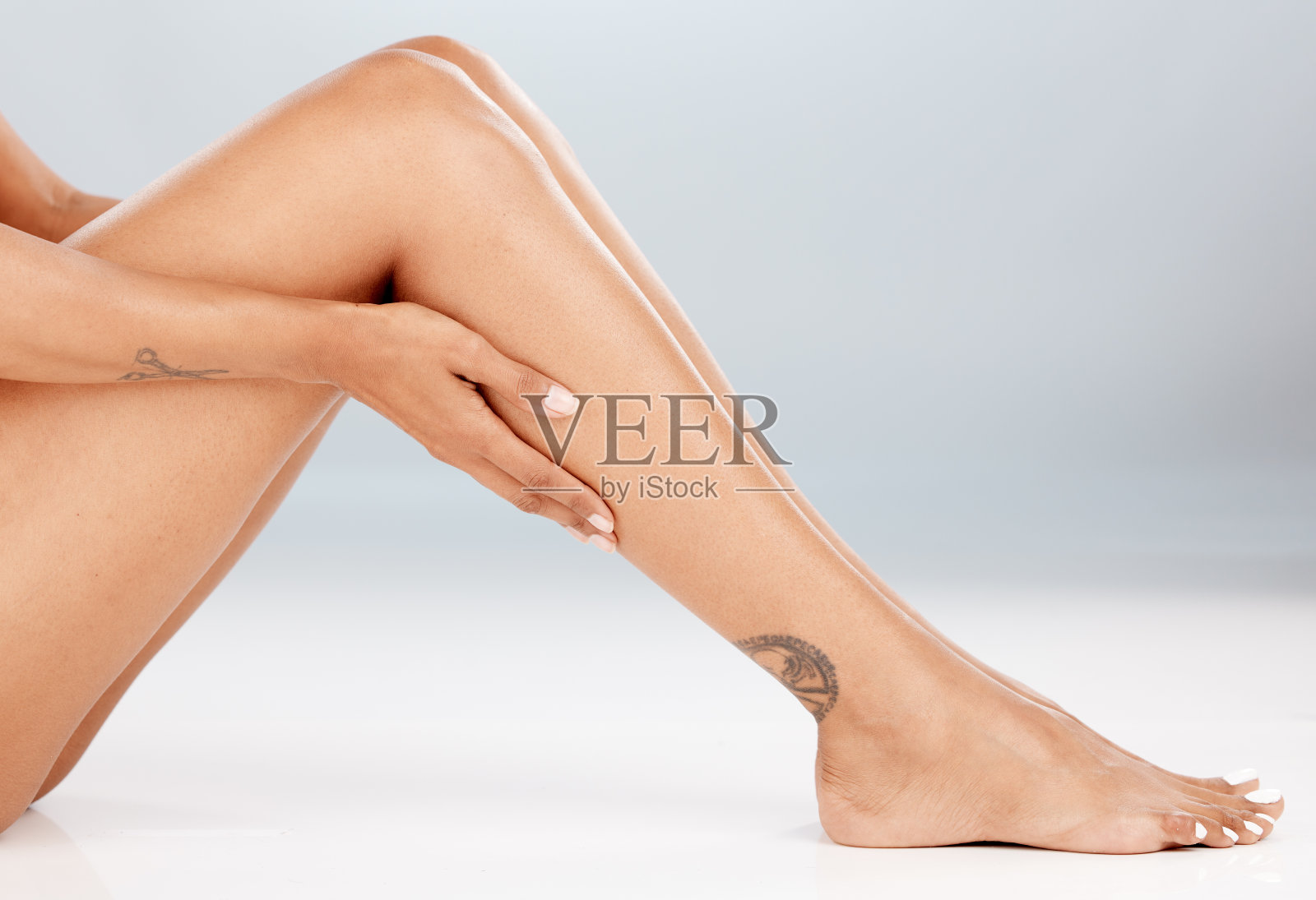 脱毛，女人腿和身体护肤的一个模特用激光脱毛为spa广告。白色背景，工作室和孤立的年轻人与模型，健康和美容治疗照片摄影图片